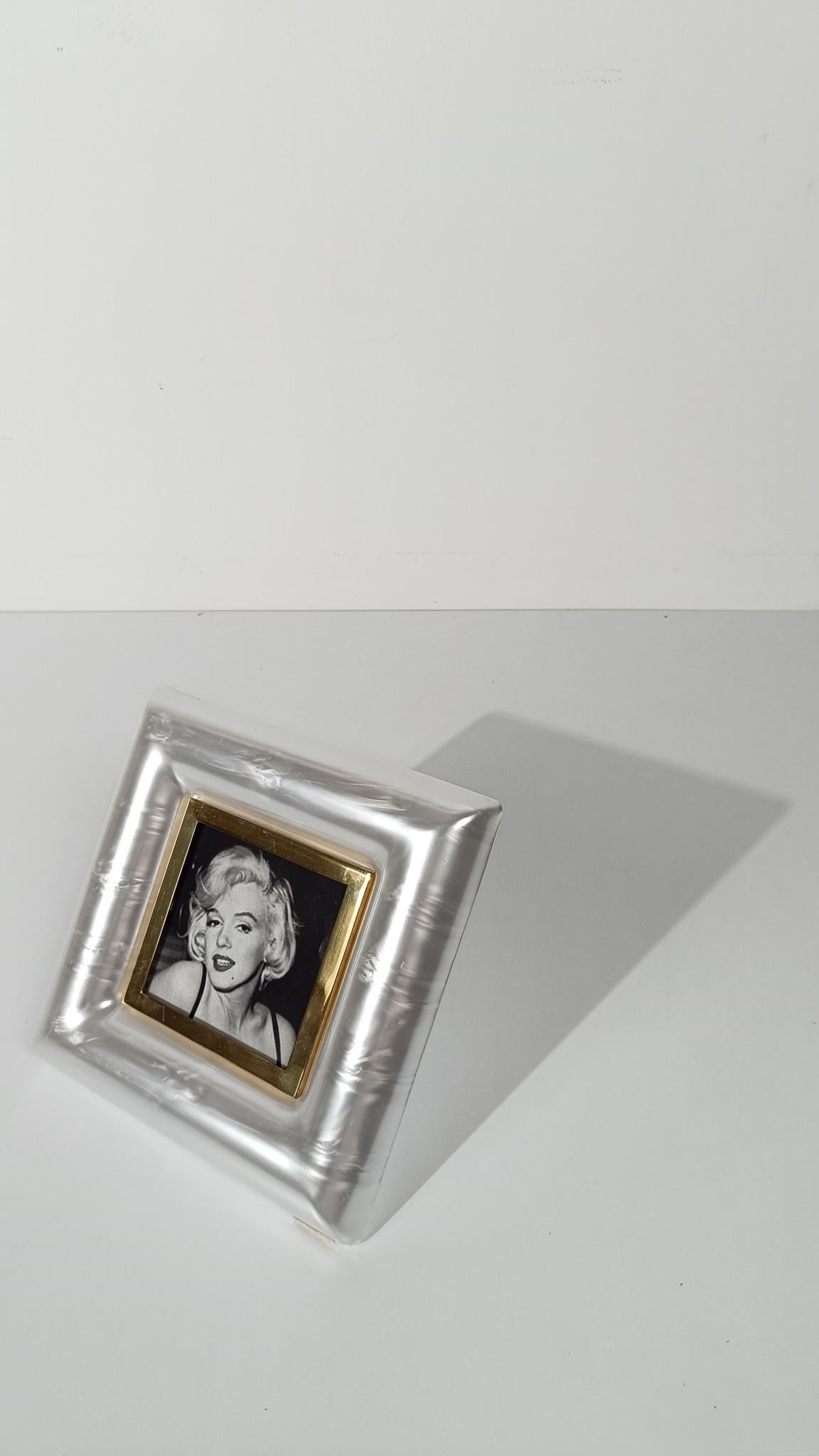 Italian 70s Picture Frame in Faux Mother Of Pearl, Lucite and Gilded Brass For Sale 1