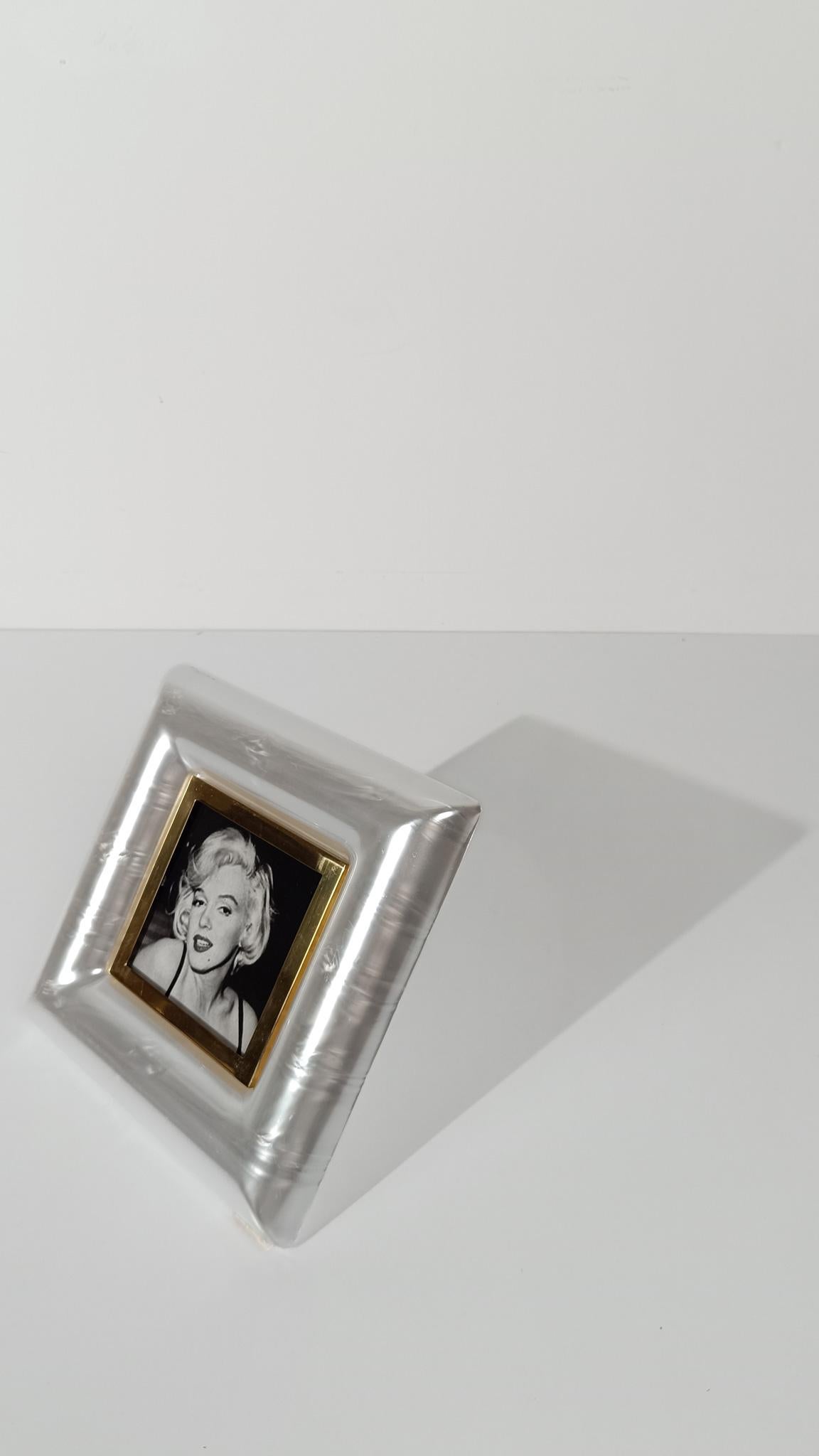 Italian 70s Picture Frame in Faux Mother Of Pearl, Lucite and Gilded Brass For Sale 2