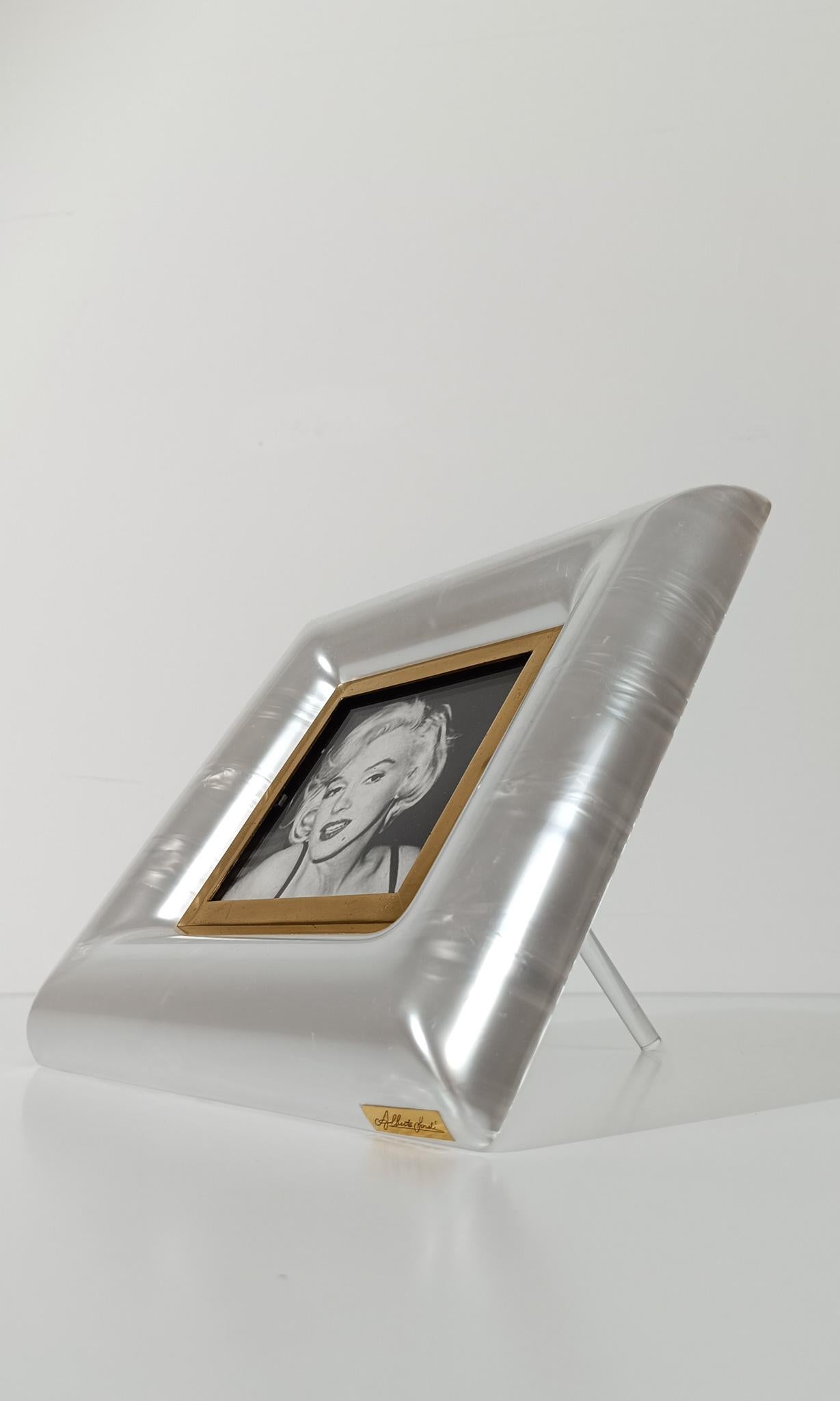 Italian 70s Picture Frame in Faux Mother Of Pearl, Lucite and Gilded Brass For Sale 3