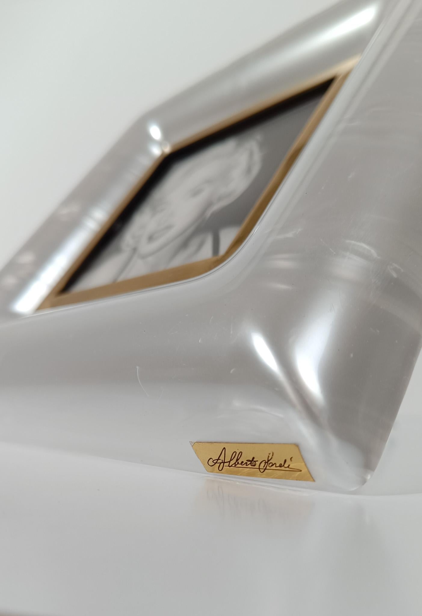 Italian 70s Picture Frame in Faux Mother Of Pearl, Lucite and Gilded Brass For Sale 4