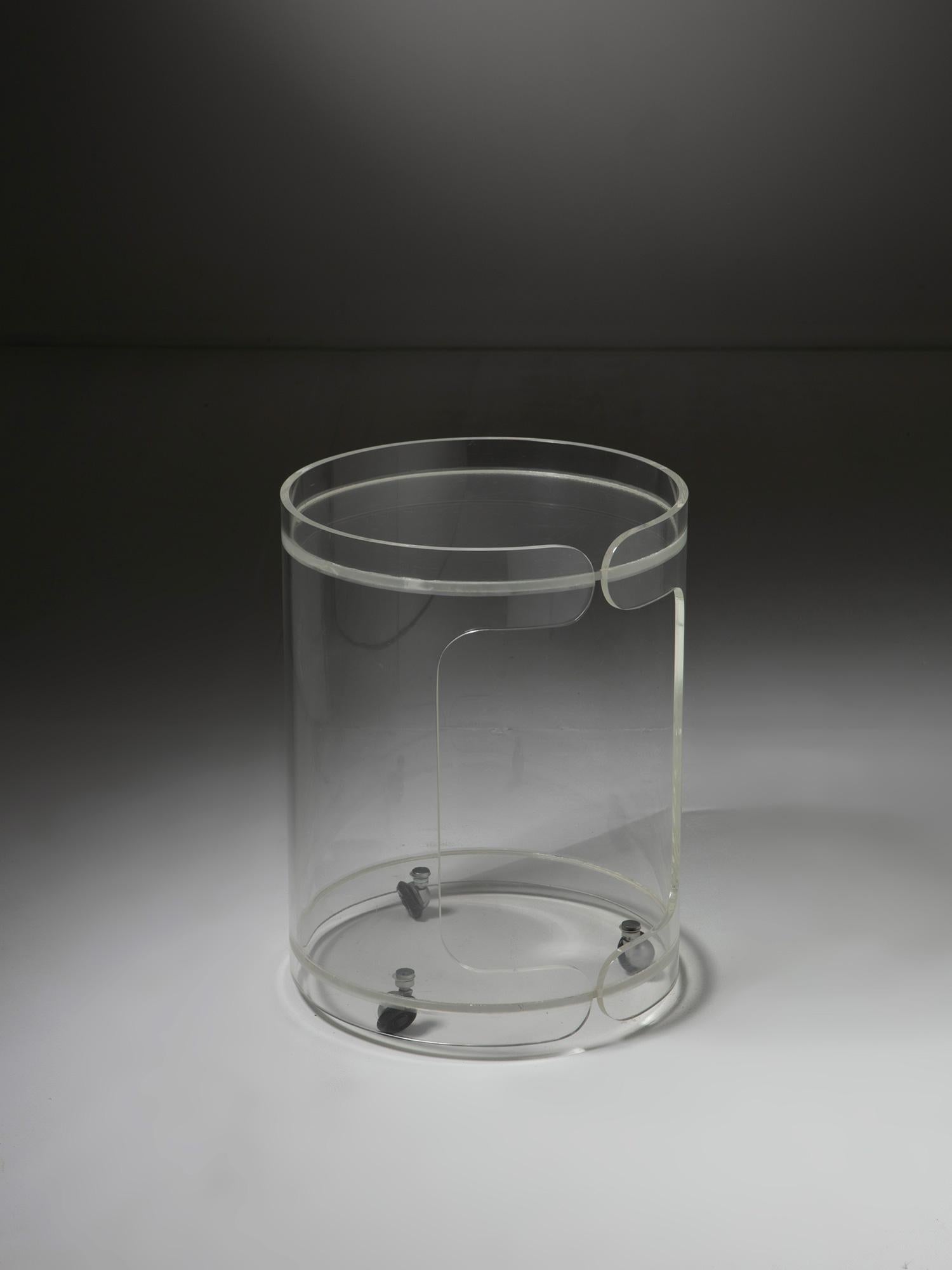 Completely transparent plexiglass dry bar.
Capable piece with round edges and wheels