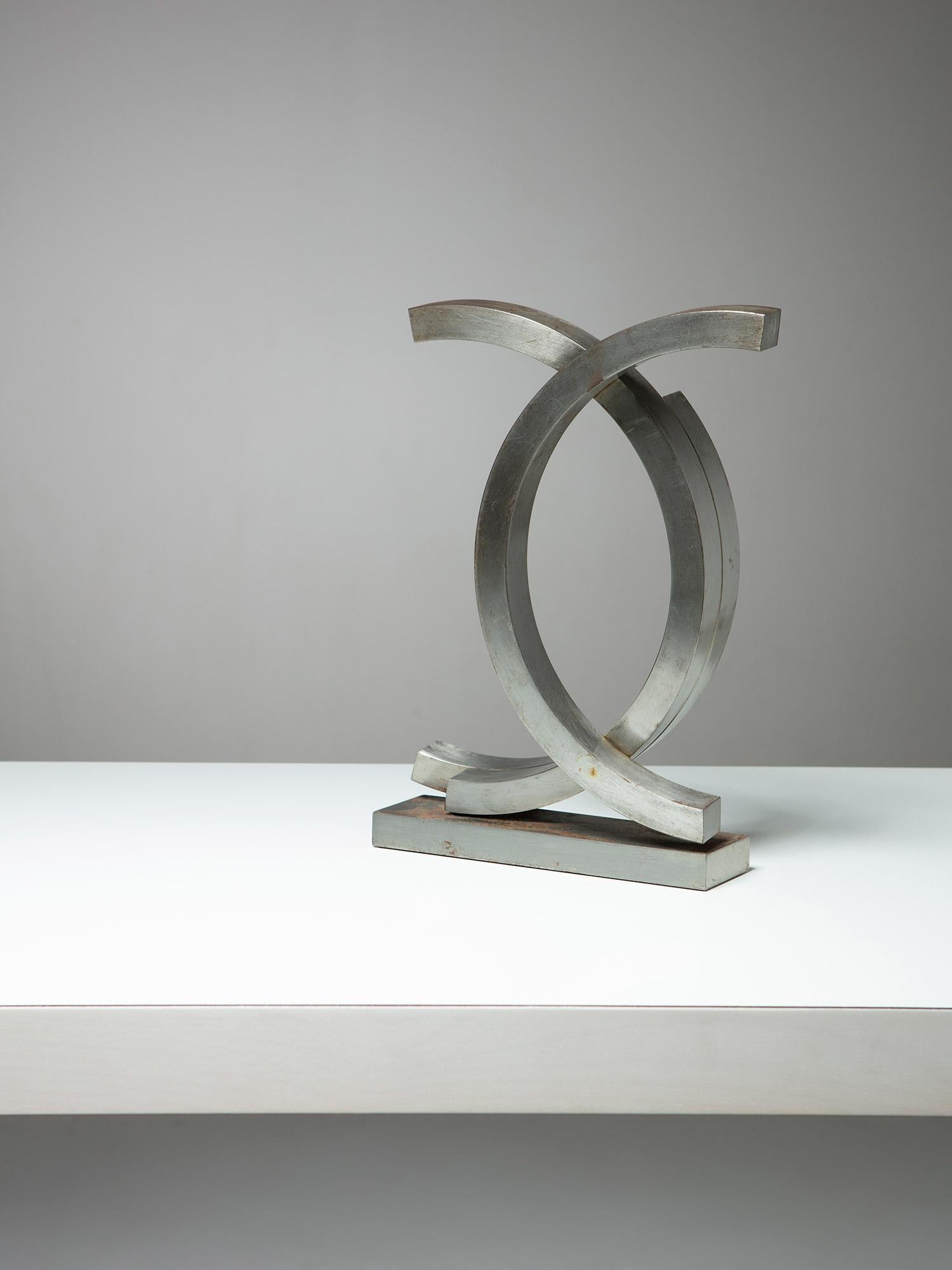 Sculpture géométrique italienne en acier des années 70.
Marqué 