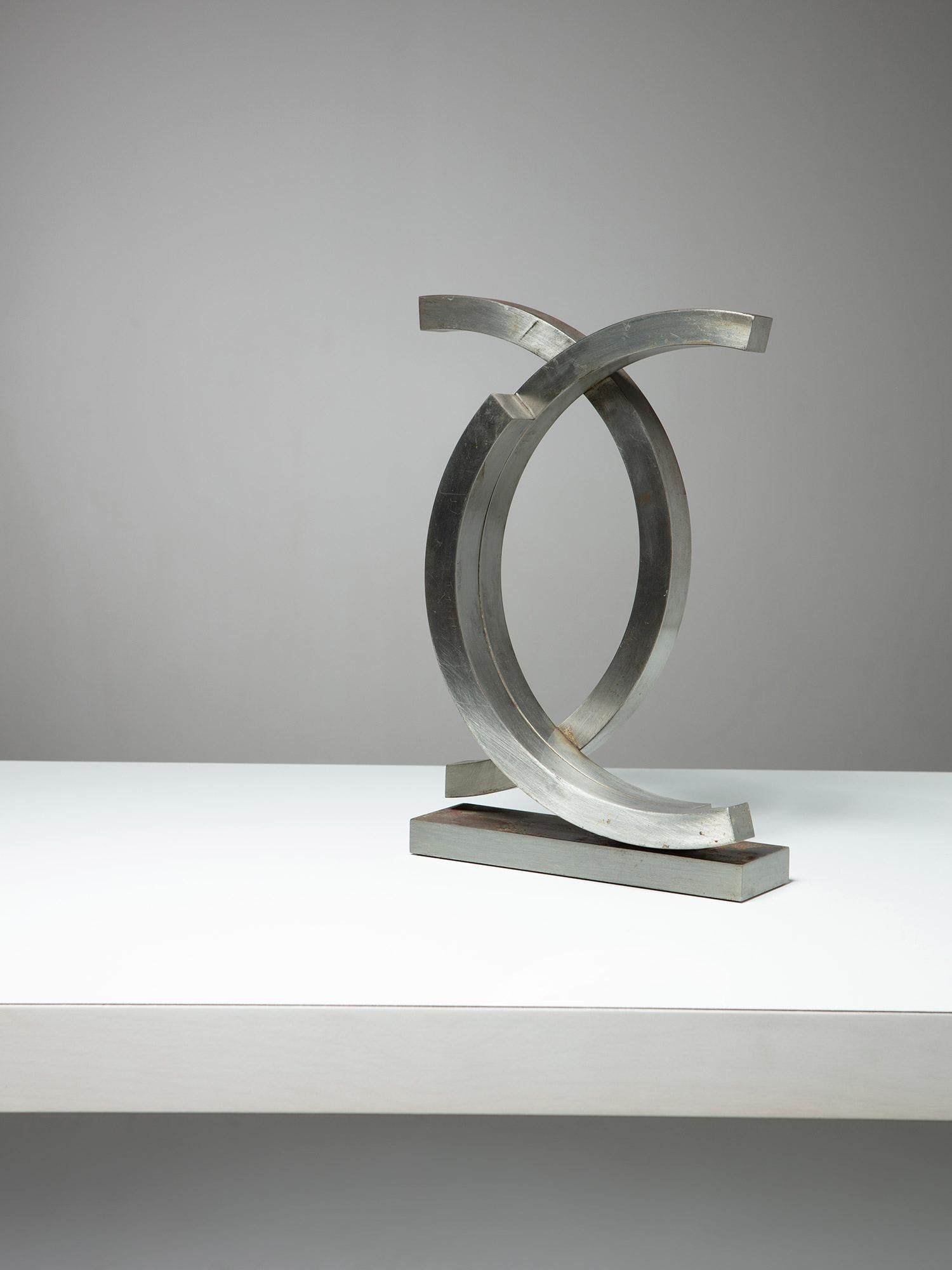 Sculpture géométrique italienne en acier des années 70 État moyen - En vente à Milan, IT