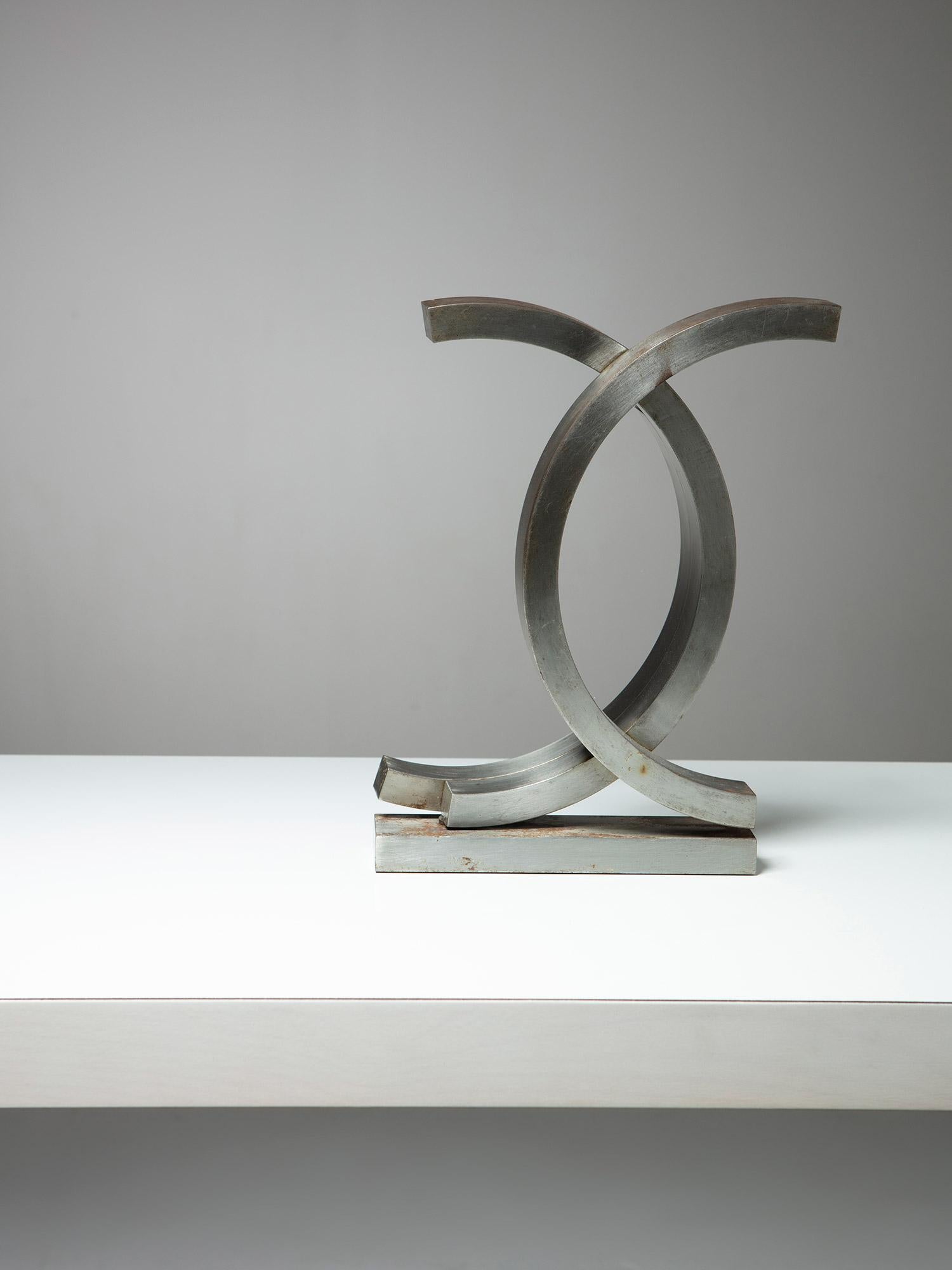 Acier Sculpture géométrique italienne en acier des années 70 en vente