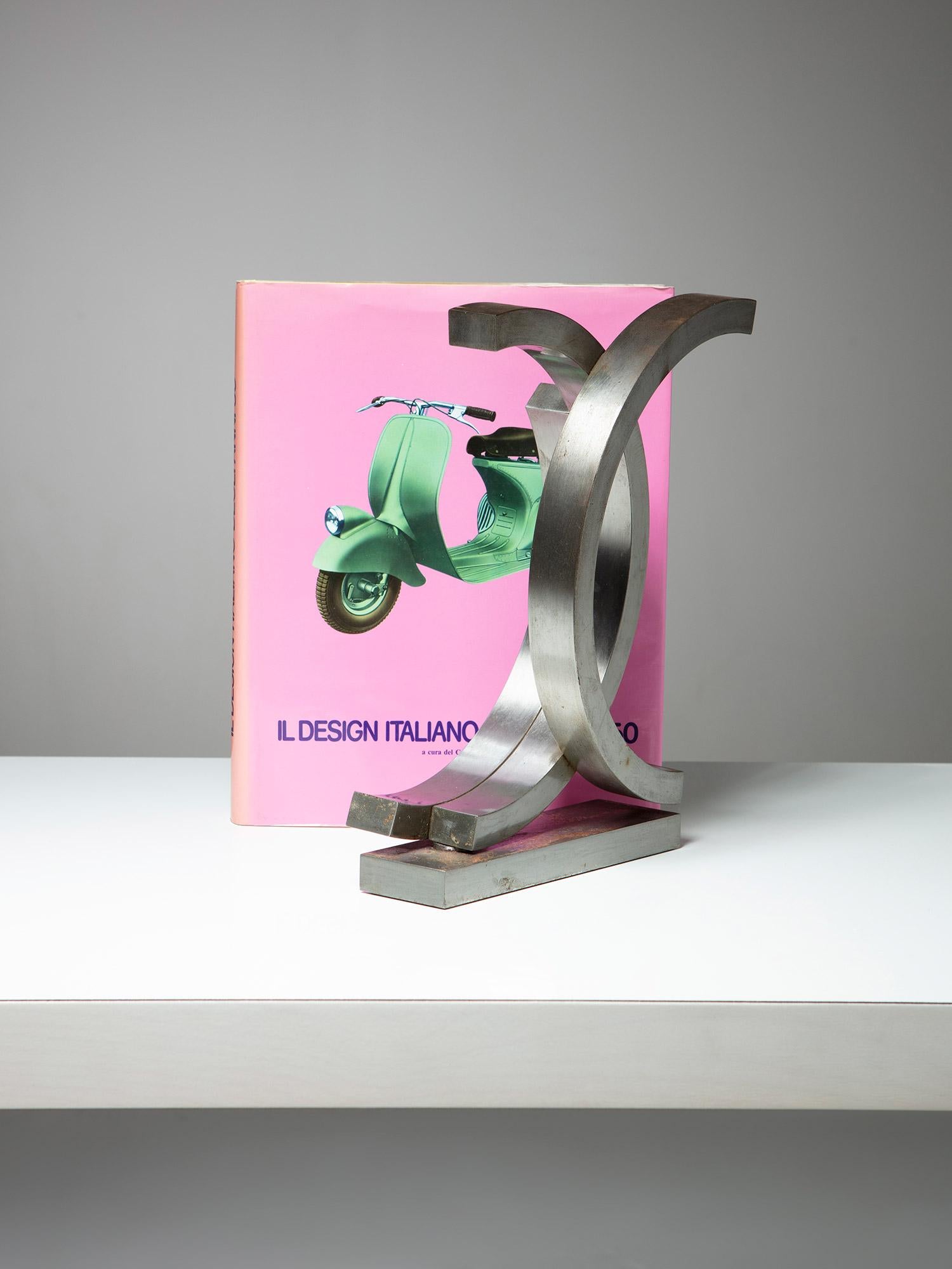 Sculpture géométrique italienne en acier des années 70 en vente 2