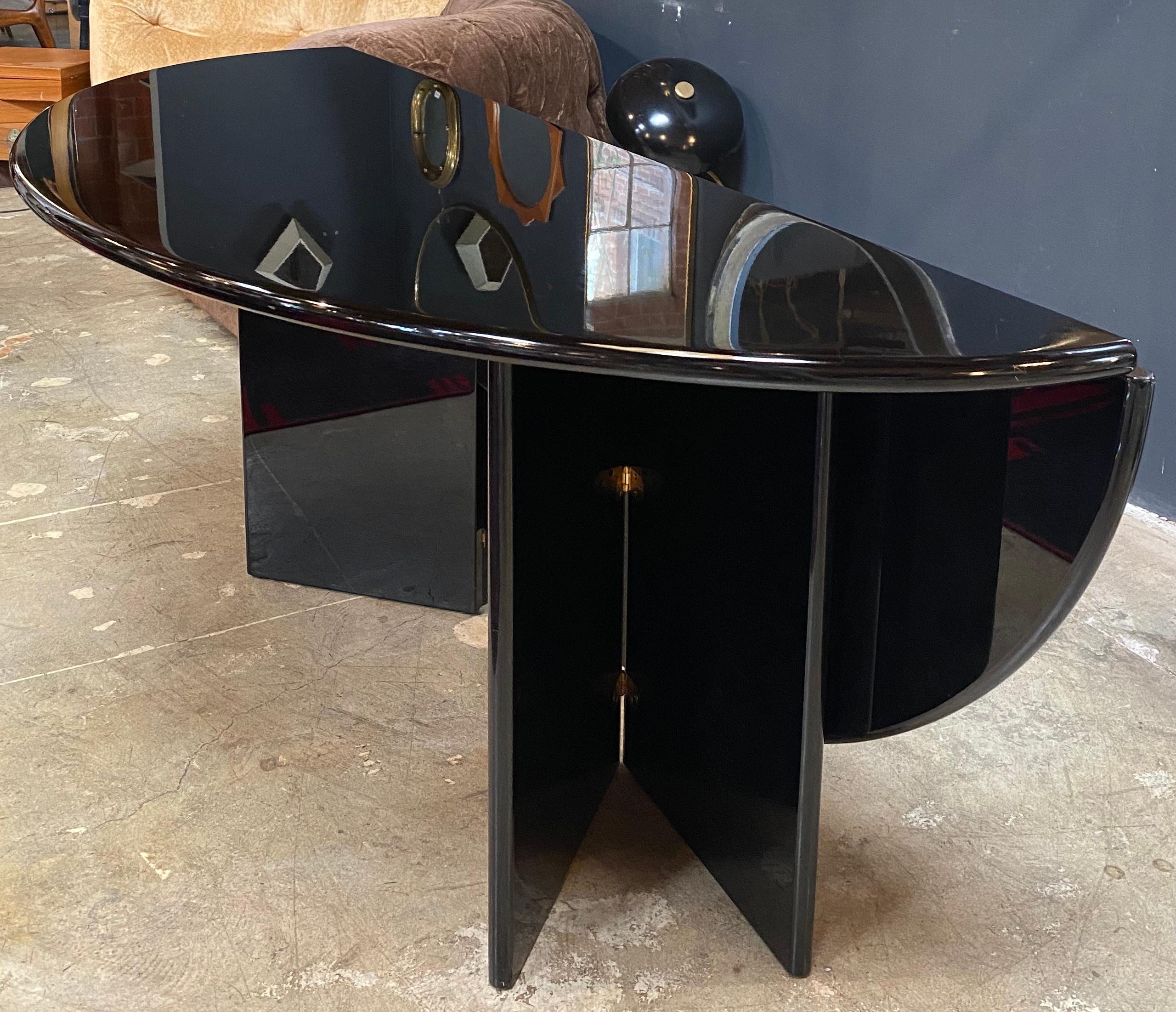 Black lacquered and versatile table with a capitol 