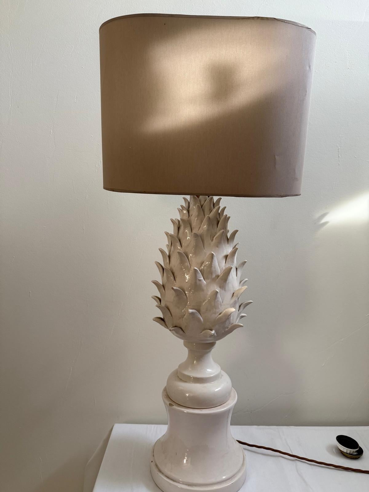 Mid-Century Modern Lampe italienne des années 70 en céramique blanche en forme de pomme de pin en vente