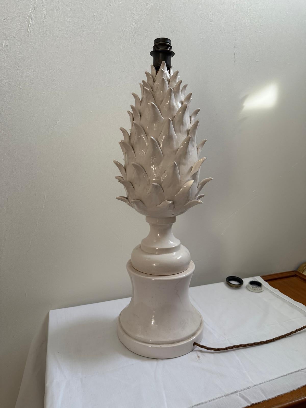 Vernissé Lampe italienne des années 70 en céramique blanche en forme de pomme de pin en vente