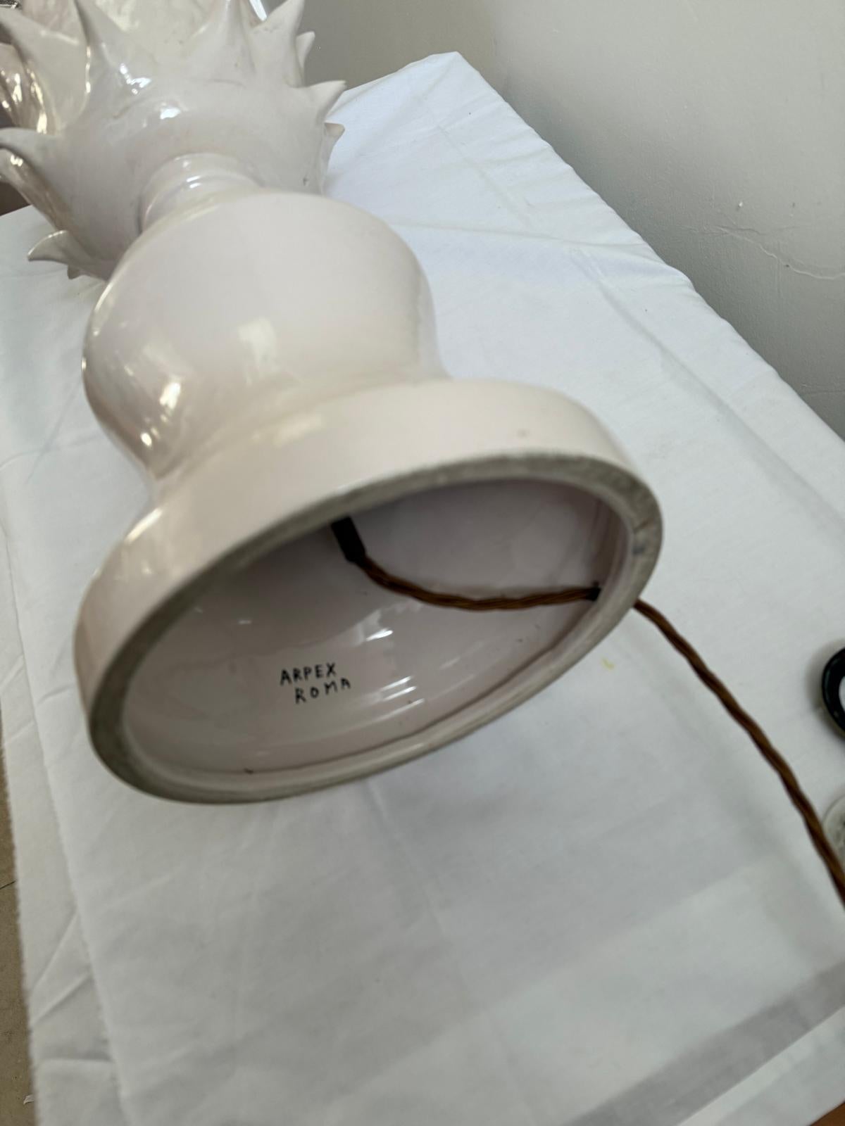 Lampe italienne des années 70 en céramique blanche en forme de pomme de pin Bon état - En vente à London, GB