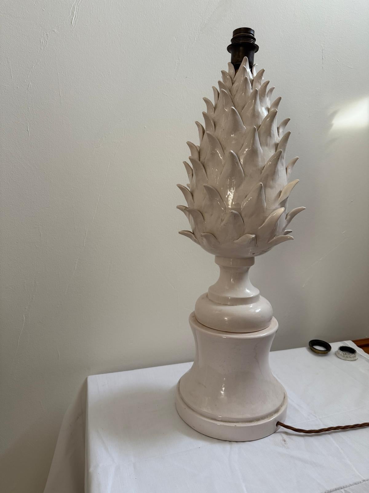 Fin du 20e siècle Lampe italienne des années 70 en céramique blanche en forme de pomme de pin en vente