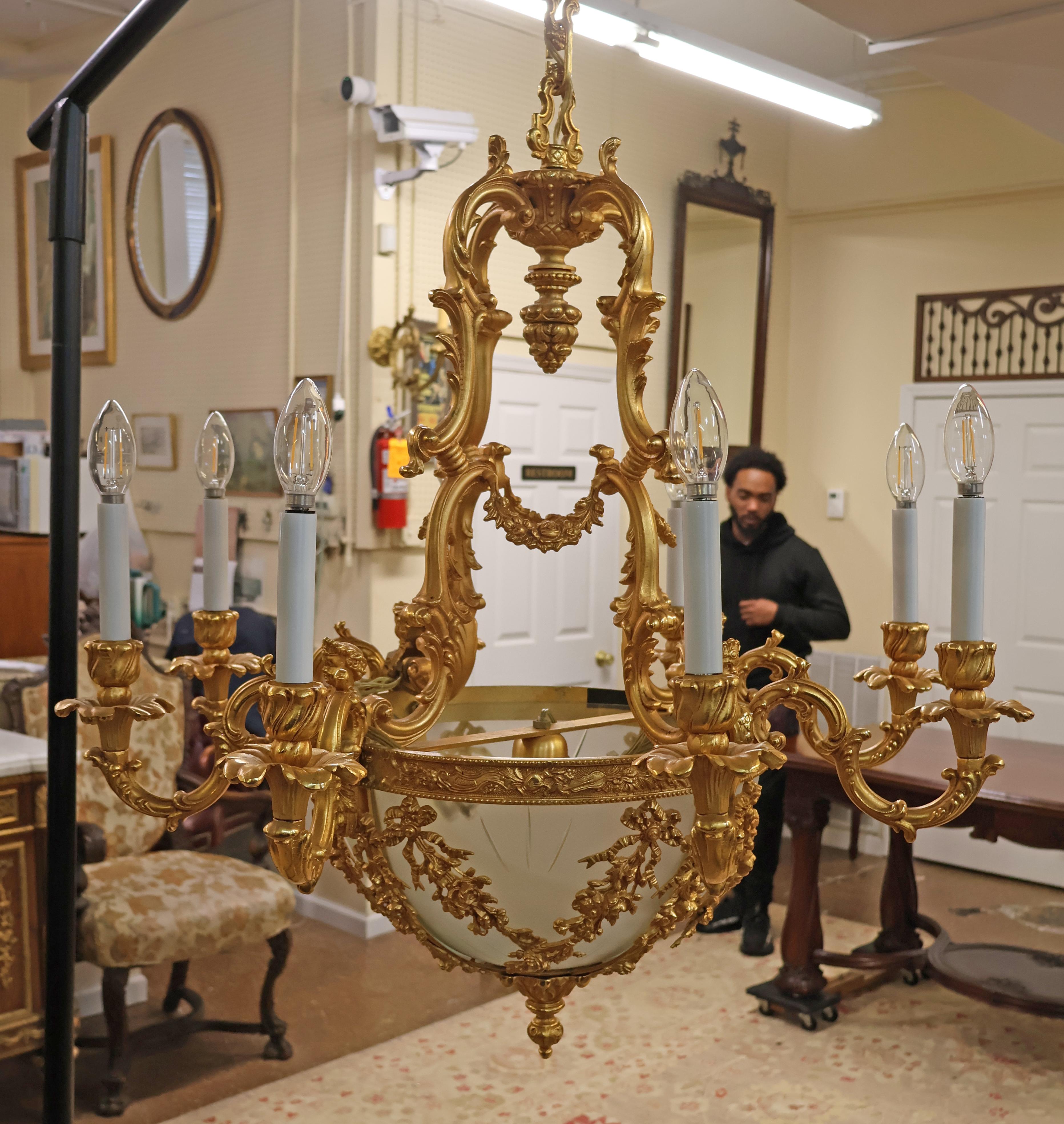 Lampadario figurativo italiano a 8 luci in bronzo dorato di FBAI in vendita 3