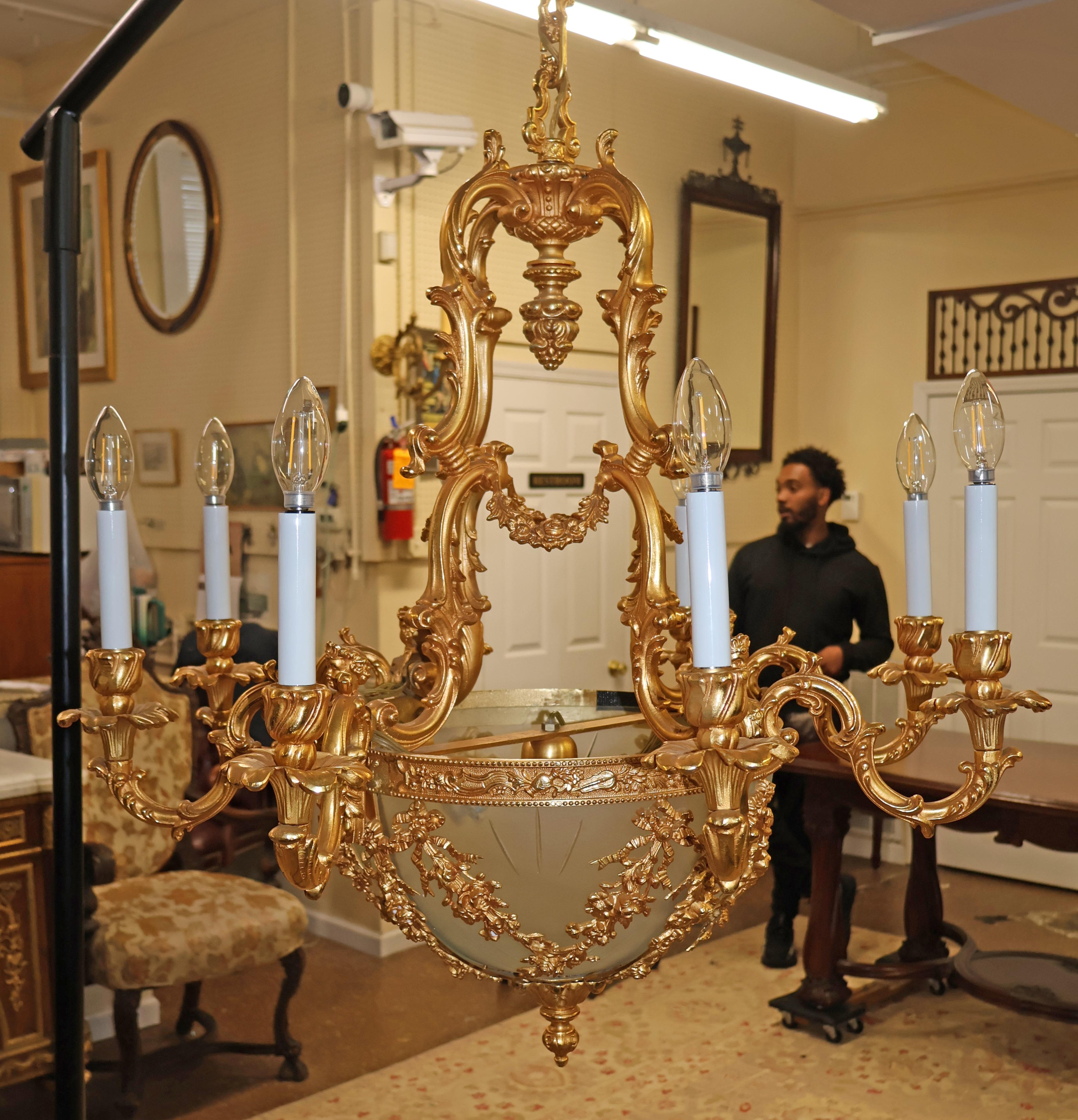 Lampadario figurativo italiano a 8 luci in bronzo dorato di FBAI in vendita 4