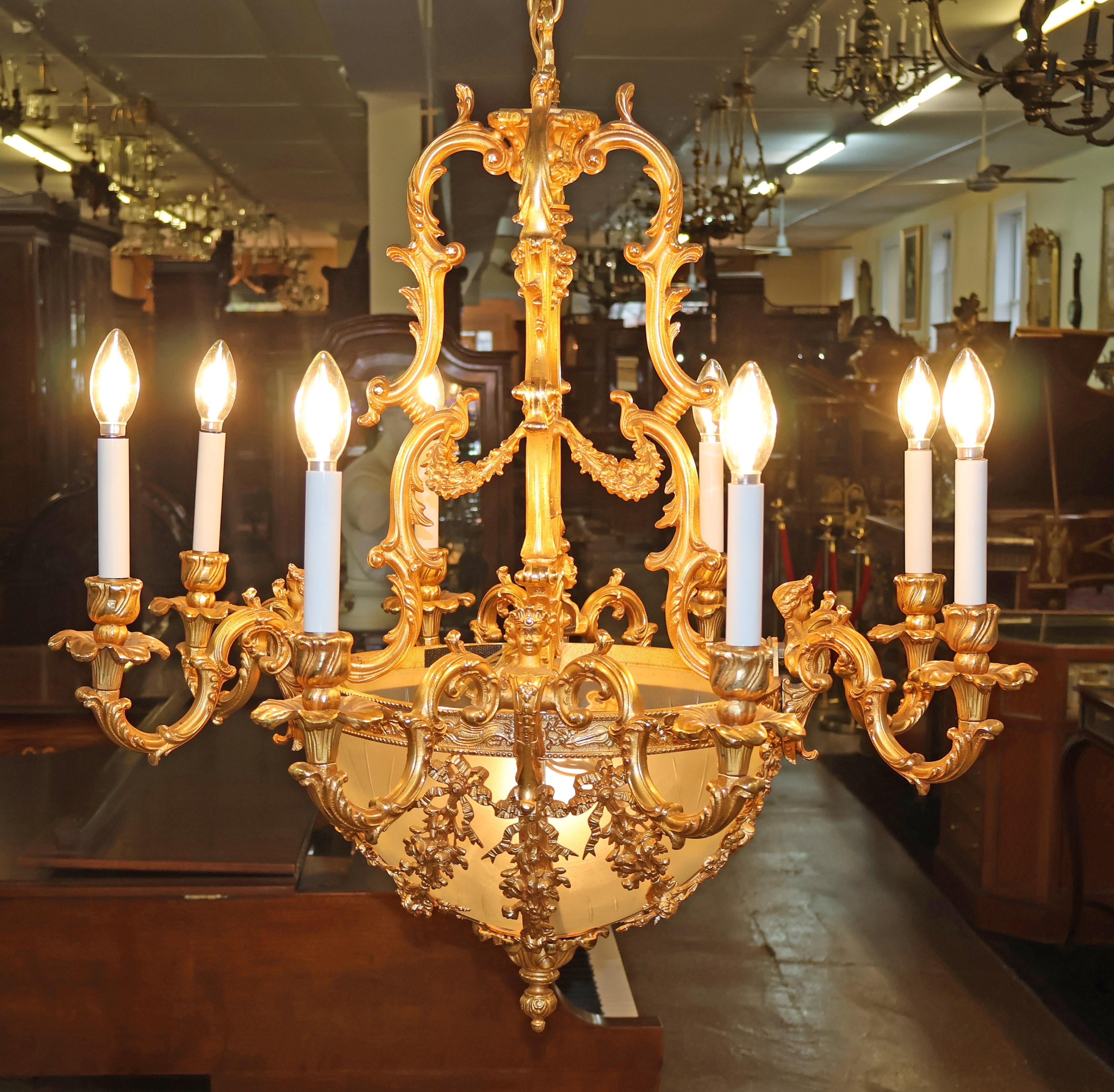Stupendo lampadario figurativo italiano a 8 luci in bronzo dorato di FBAI

Dimensioni: 34