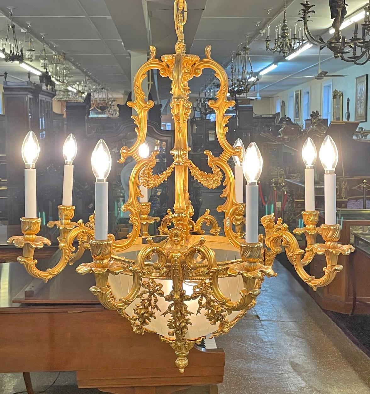 Rococò Lampadario figurativo italiano a 8 luci in bronzo dorato di FBAI in vendita