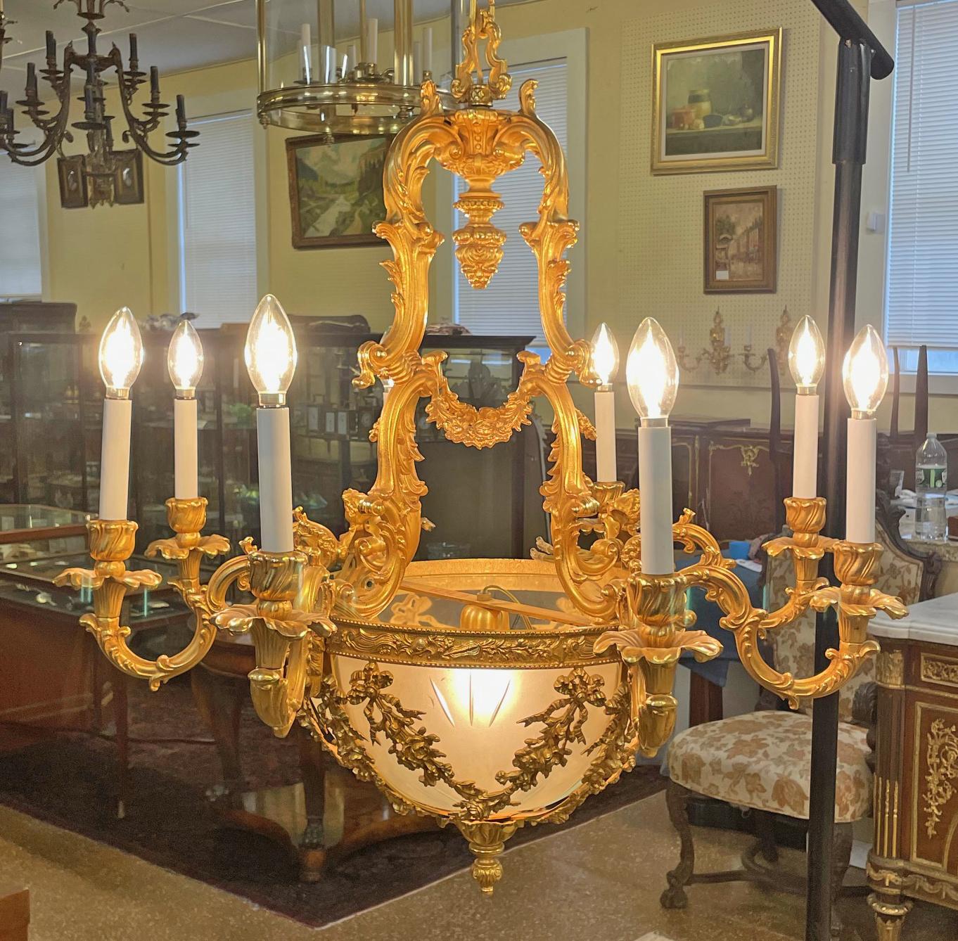 Italiano Lampadario figurativo italiano a 8 luci in bronzo dorato di FBAI in vendita