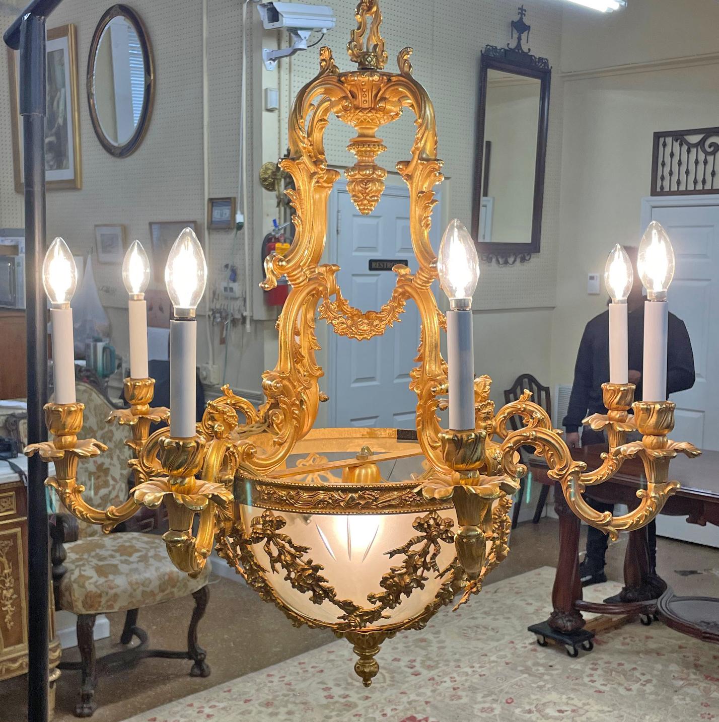 Lampadario figurativo italiano a 8 luci in bronzo dorato di FBAI In condizioni buone in vendita a Long Branch, NJ
