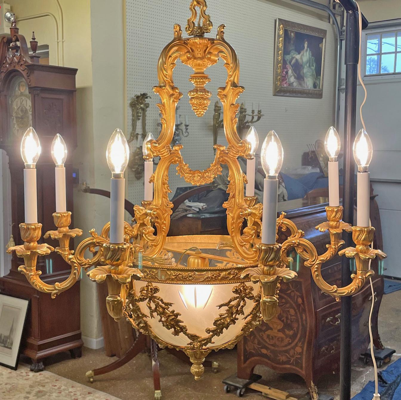 XXI secolo e contemporaneo Lampadario figurativo italiano a 8 luci in bronzo dorato di FBAI in vendita