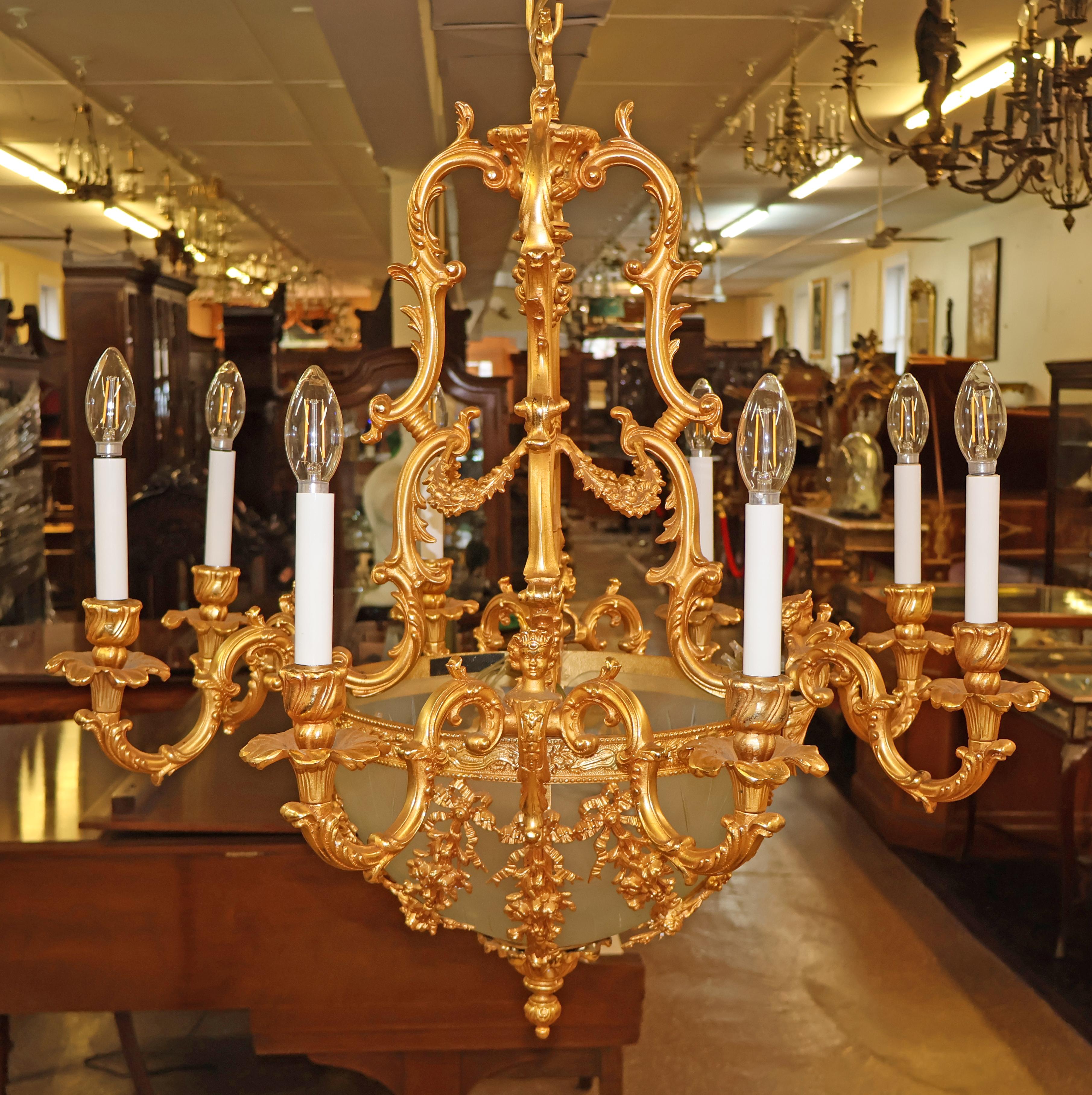 Bronzo Lampadario figurativo italiano a 8 luci in bronzo dorato di FBAI in vendita