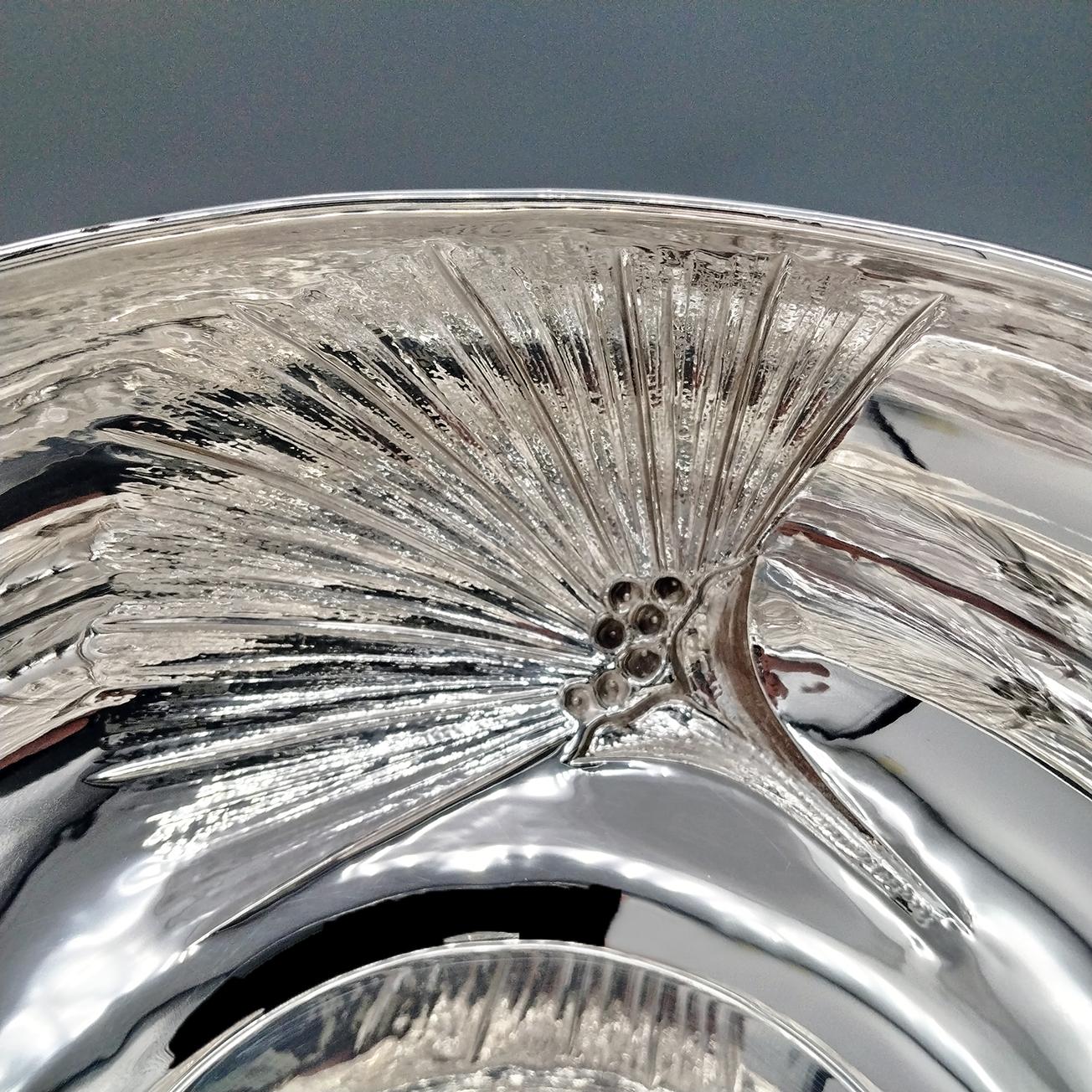 Italian 800 silver bowl embossed and chiseled with strelitzia flowers For Sale 7