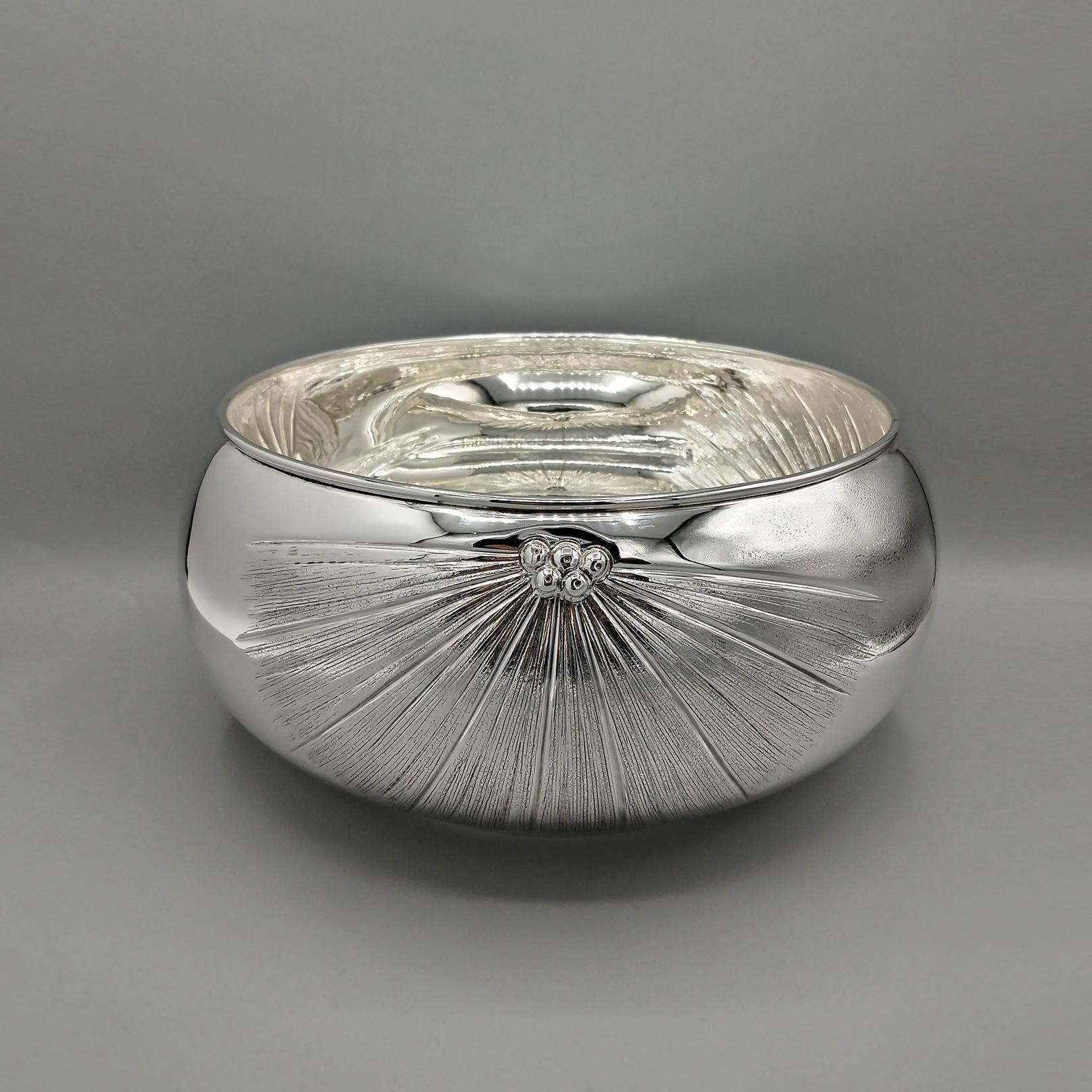 800 silver bowl embossed and chiseled with Strelitzia Flowers.
The body of the bowl is round and very rounded where 3 symmetrical strelitzia flowers have been embossed and engraved, different from each other.
This embossing was done with extreme