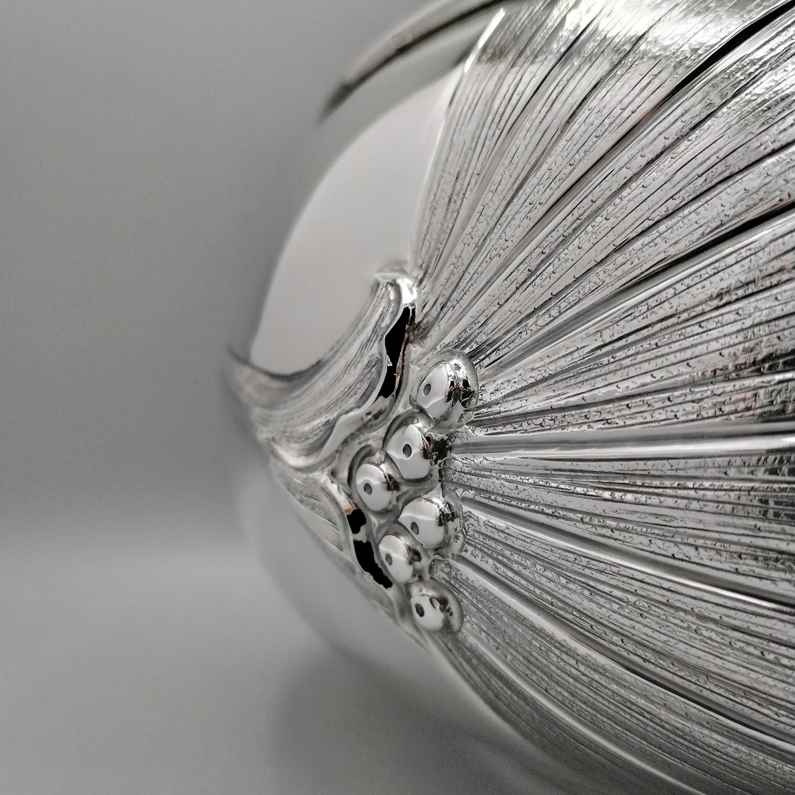 Italian 800 silver bowl embossed and chiseled with strelitzia flowers In New Condition For Sale In VALENZA, IT