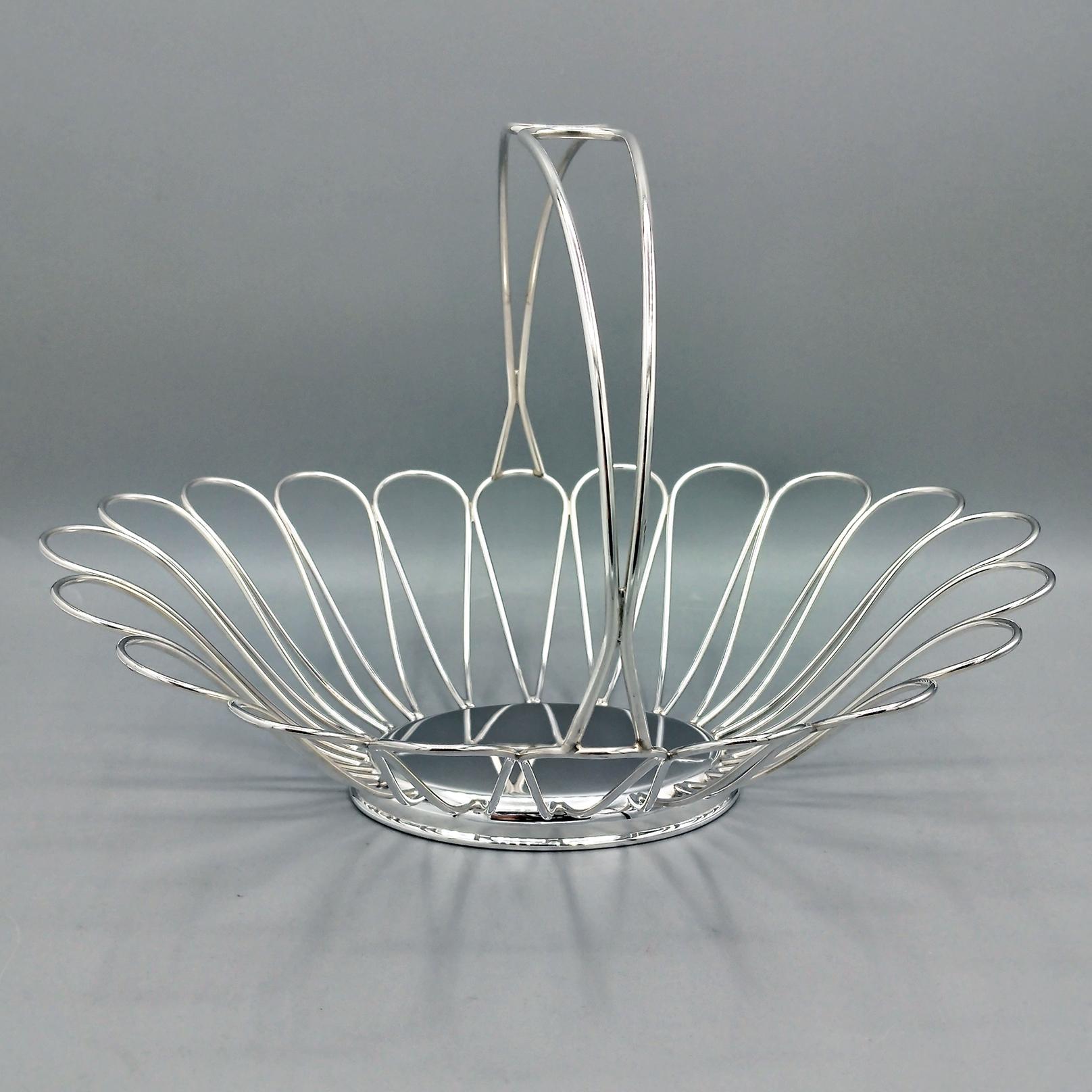 Cesta de pan o fruta en plata 800.
La cesta se hizo moldeando y soldando alambres de plata entre sí y sobre una base ovalada.
El asa de la cesta también estaba hecha con alambre de plata.
La base ovalada es de chapa de plata 800 y ha sido pulida.
La