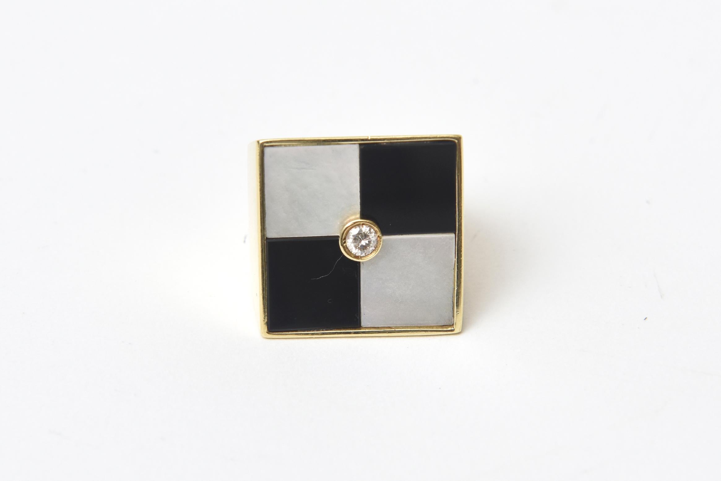 This stunning italian 1970's vintage Italian square 18K gold, onyx and mother of pearl ring is geometric and so courant today. it is marked 750 and is a size 7. There is a tiny diamond in the center. it is bold, graphic and chic! The play of black