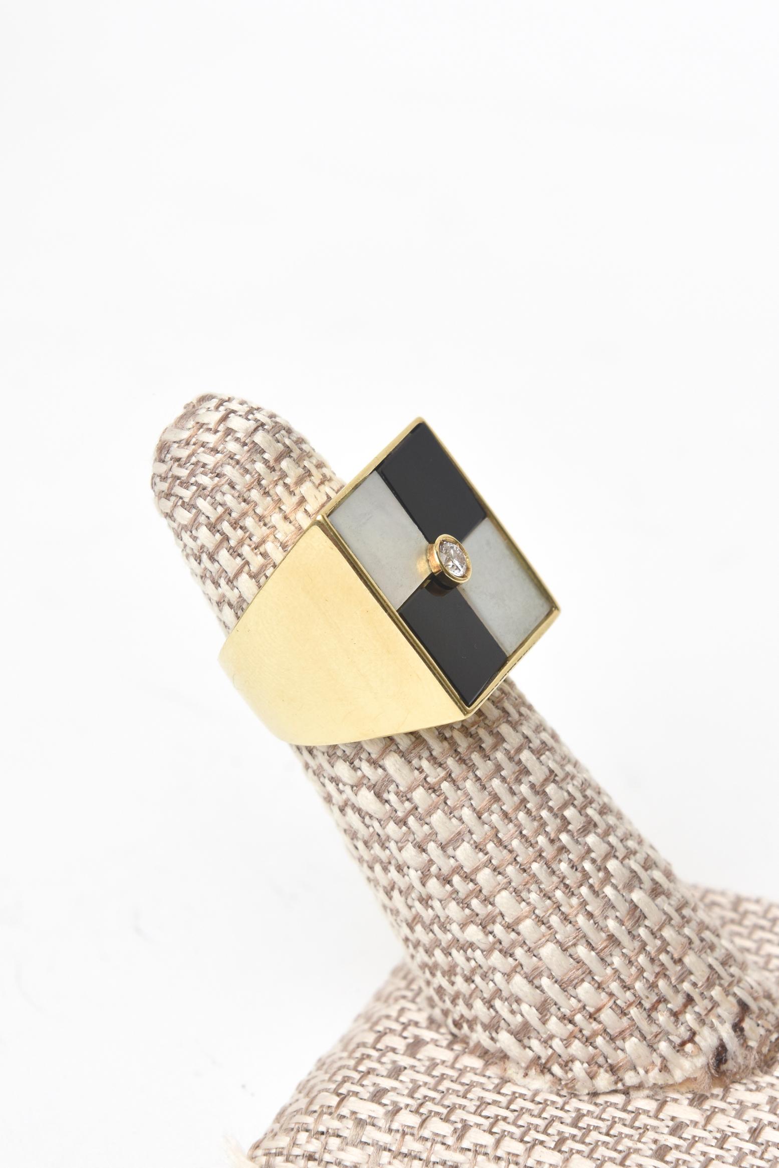 Women's 18k Gold, Onyx and Mother of Pearl Vintage Geometric Ring Italian Vintage For Sale