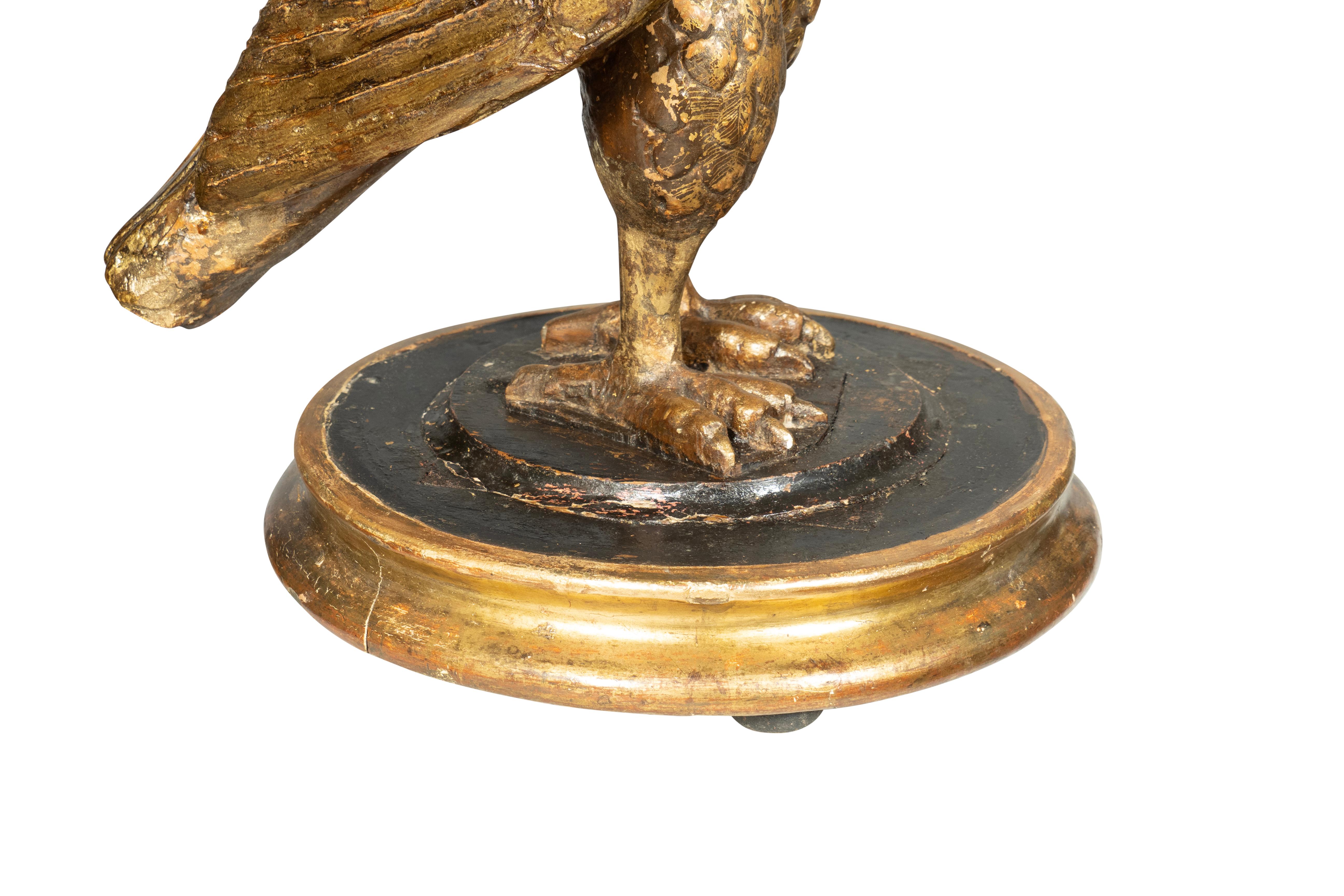 Figura italiana de madera dorada de águila del siglo VIII en venta 4