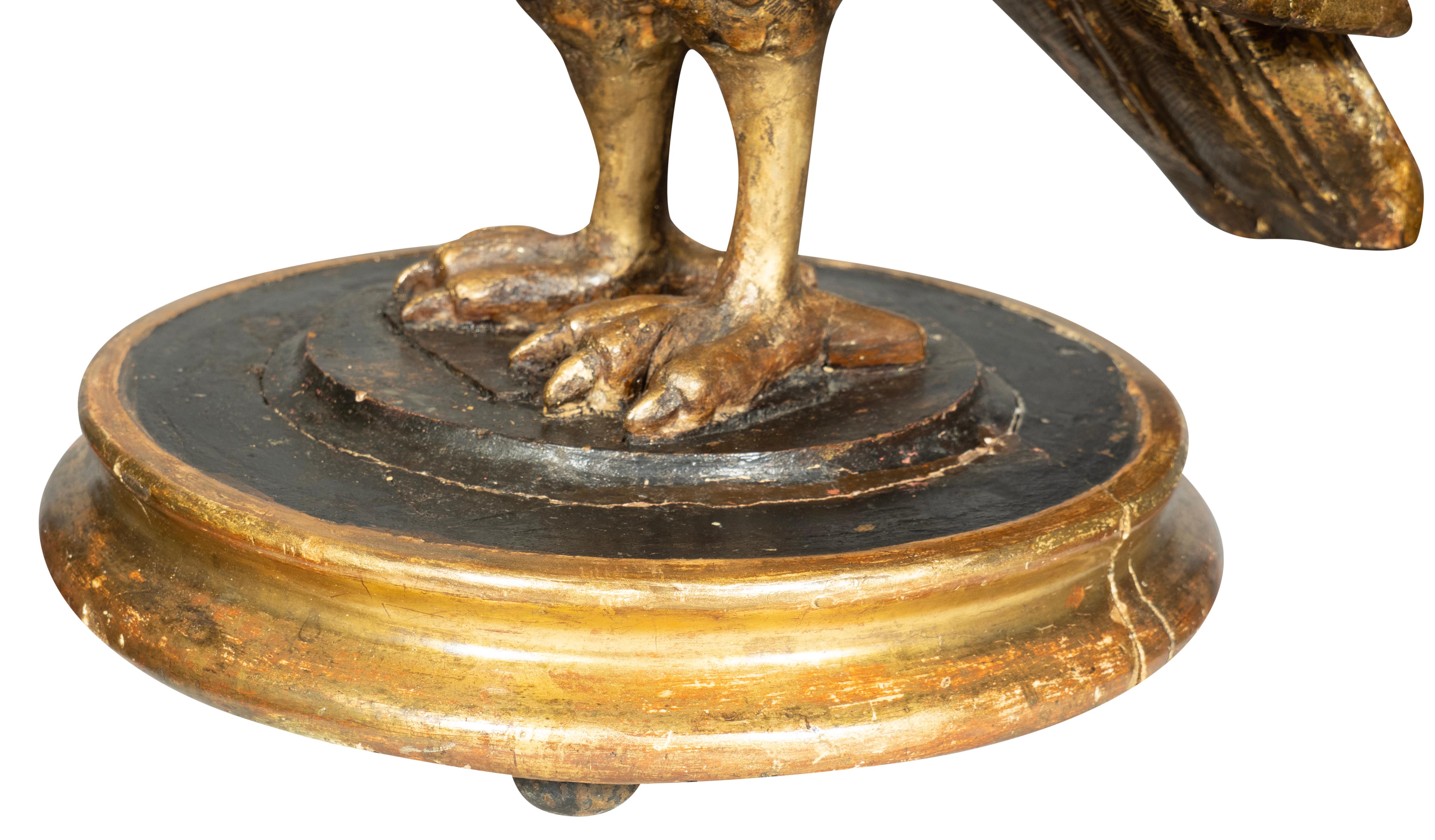 Figura italiana de madera dorada de águila del siglo VIII mediados del siglo XVIII en venta