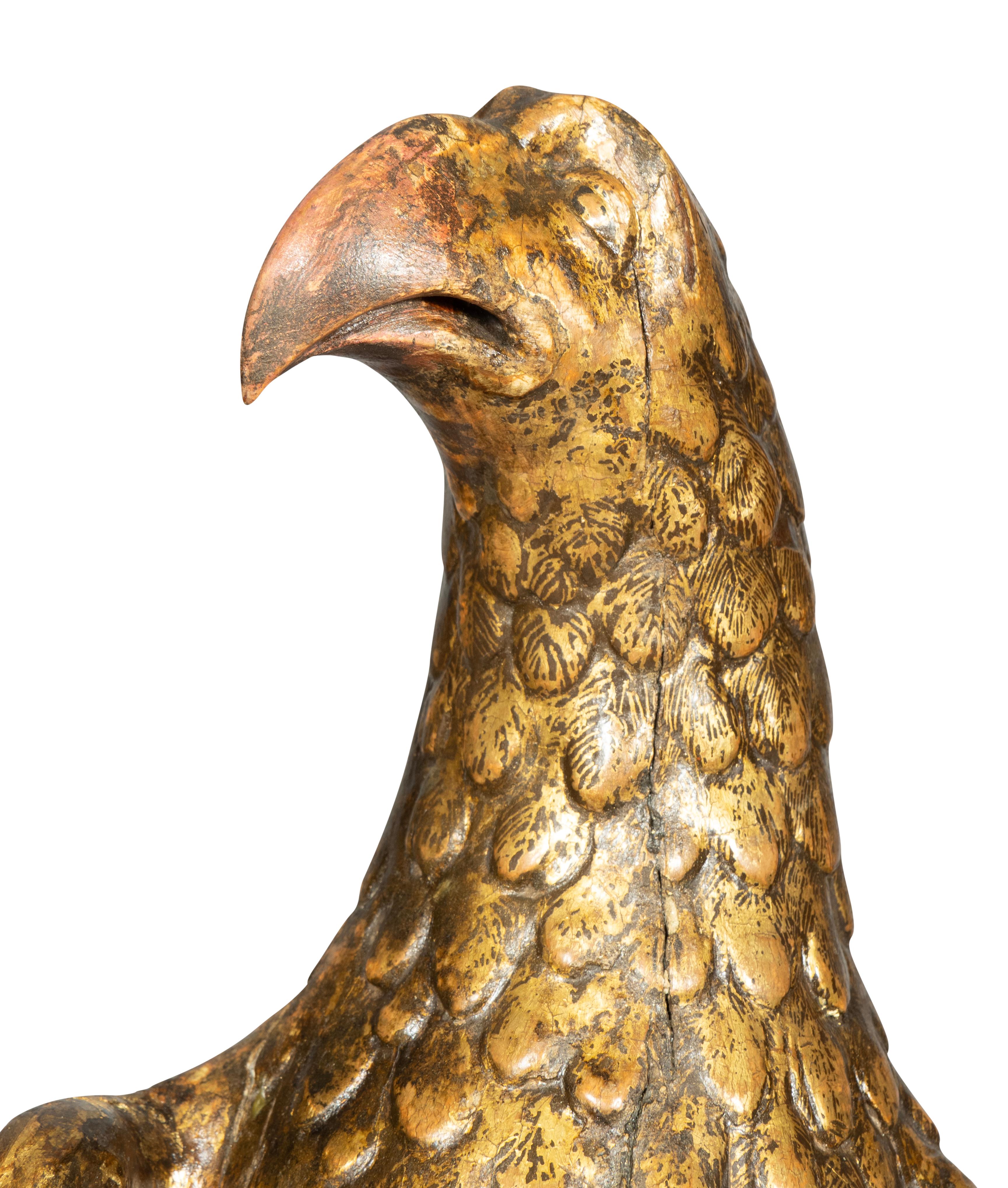 Figura italiana de madera dorada de águila del siglo VIII en venta 2