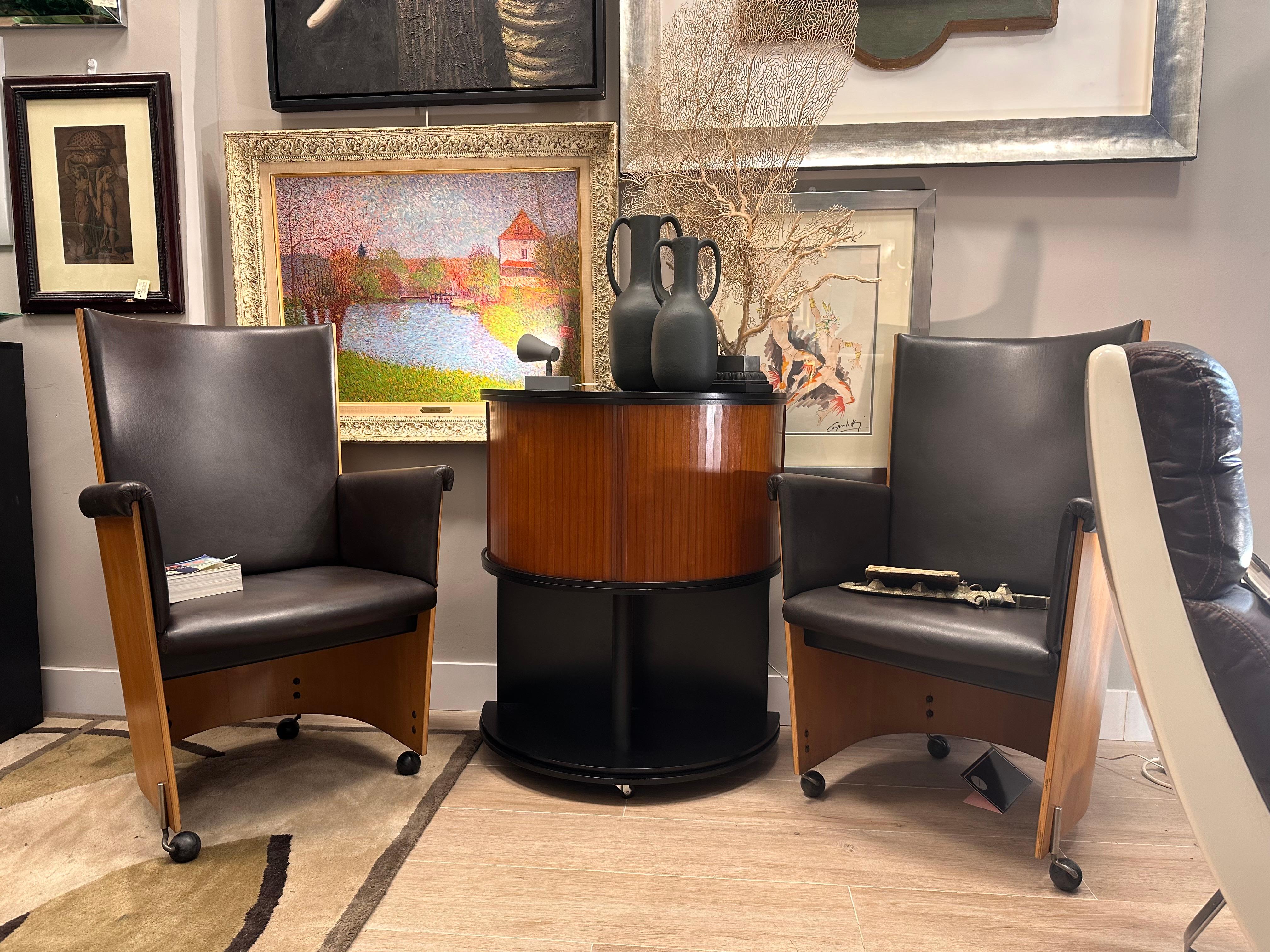Magnifique et très raffinée paire de fauteuils modèle 
