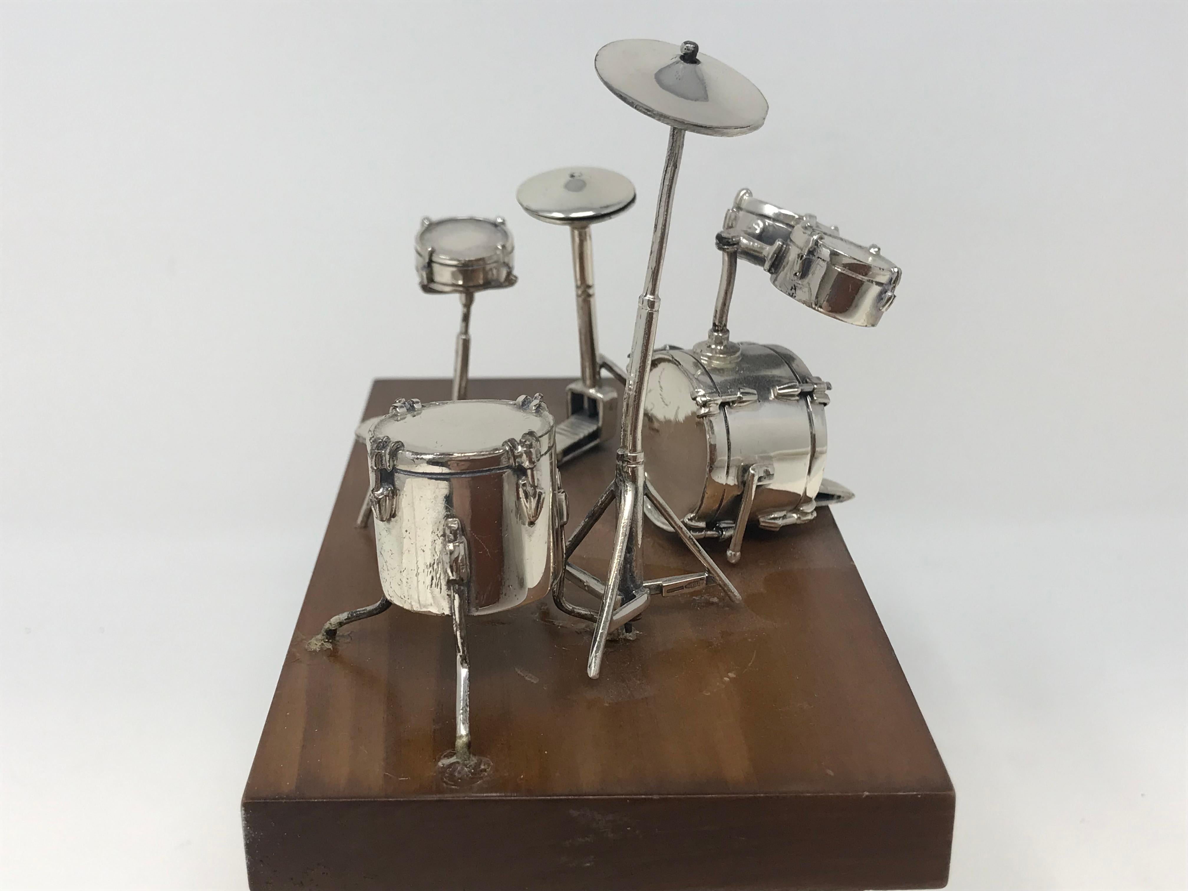 Batteria d'argento 925 vintage, ogni pezzo è incollato su una base di legno (6 pezzi). Timbro 925-763 Fl con stella. La base misura 3 1/2 pollici x 6 1/2 pollici ed è in buone condizioni. Residui di colla visibili.