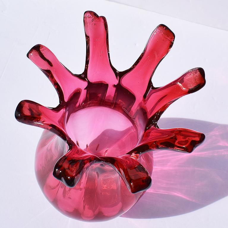 Italiano Vaso di vetro di Murano astratto modernista sfaccettato alto di colore rosso bacca in vendita