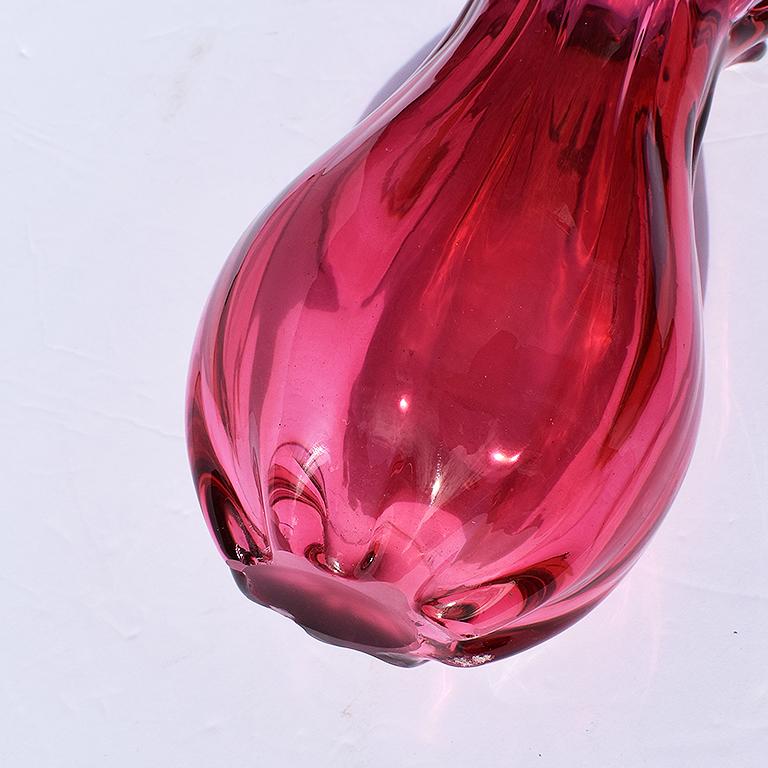 Italienische abstrakte modernistische facettierte große rote Beerenfarbe Muranoglasvase im Angebot 1