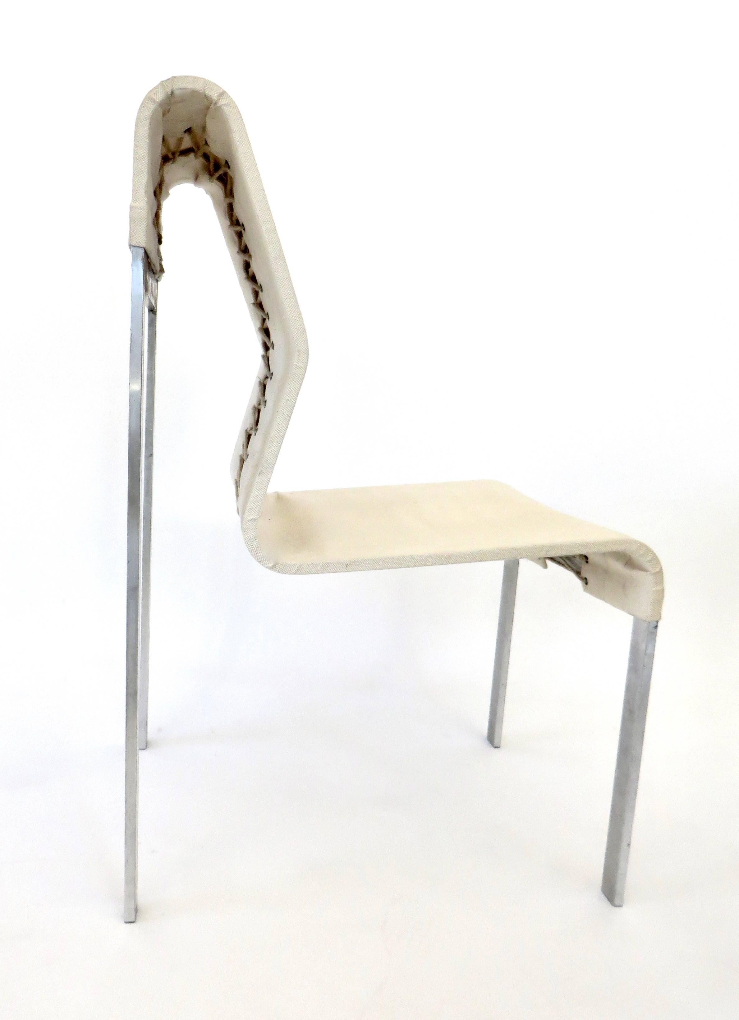 Chaise d'appoint et d'appoint italienne en acier à sangles abstraites et en tissu de lin.
L'acier a été plié en une forme sculpturale abstraite avec des courbes et des plis. 
Le tissu est un lin épais noué dans le dos comme un corset lacé. 
Parfait