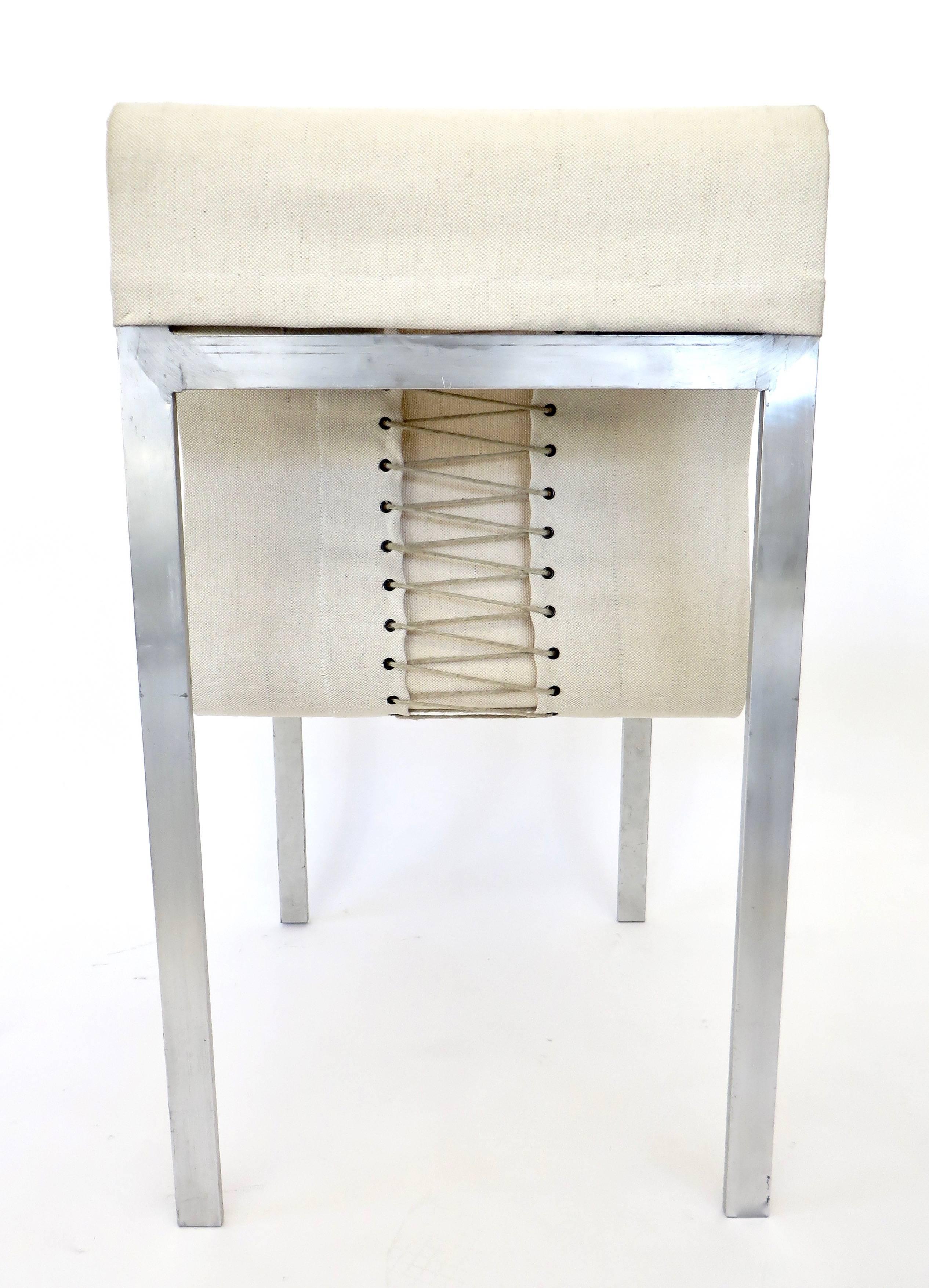 Chaise d'appoint abstraite italienne sculpturale en acier et corset en tissu en vente 1