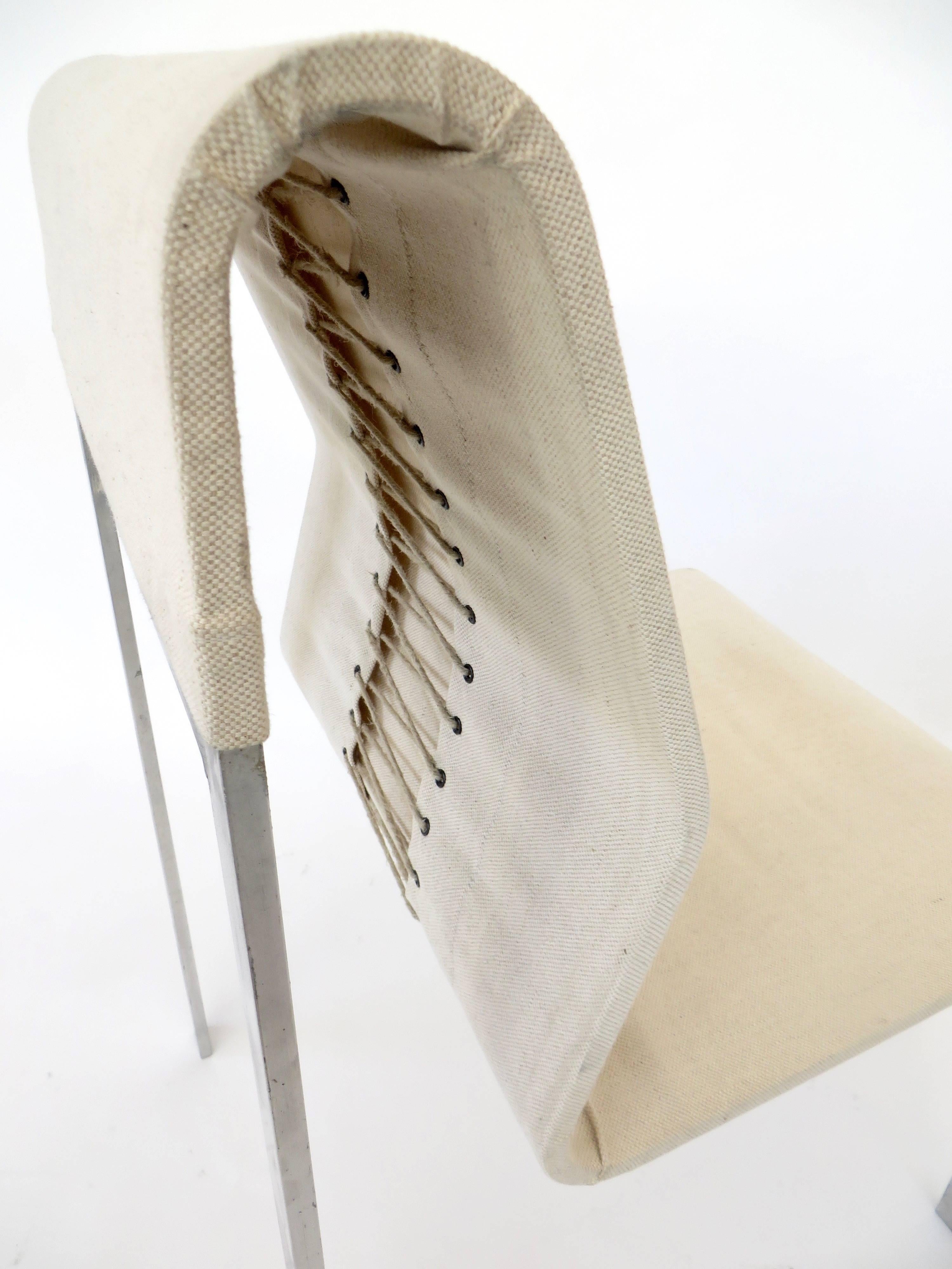Chaise d'appoint abstraite italienne sculpturale en acier et corset en tissu en vente 3