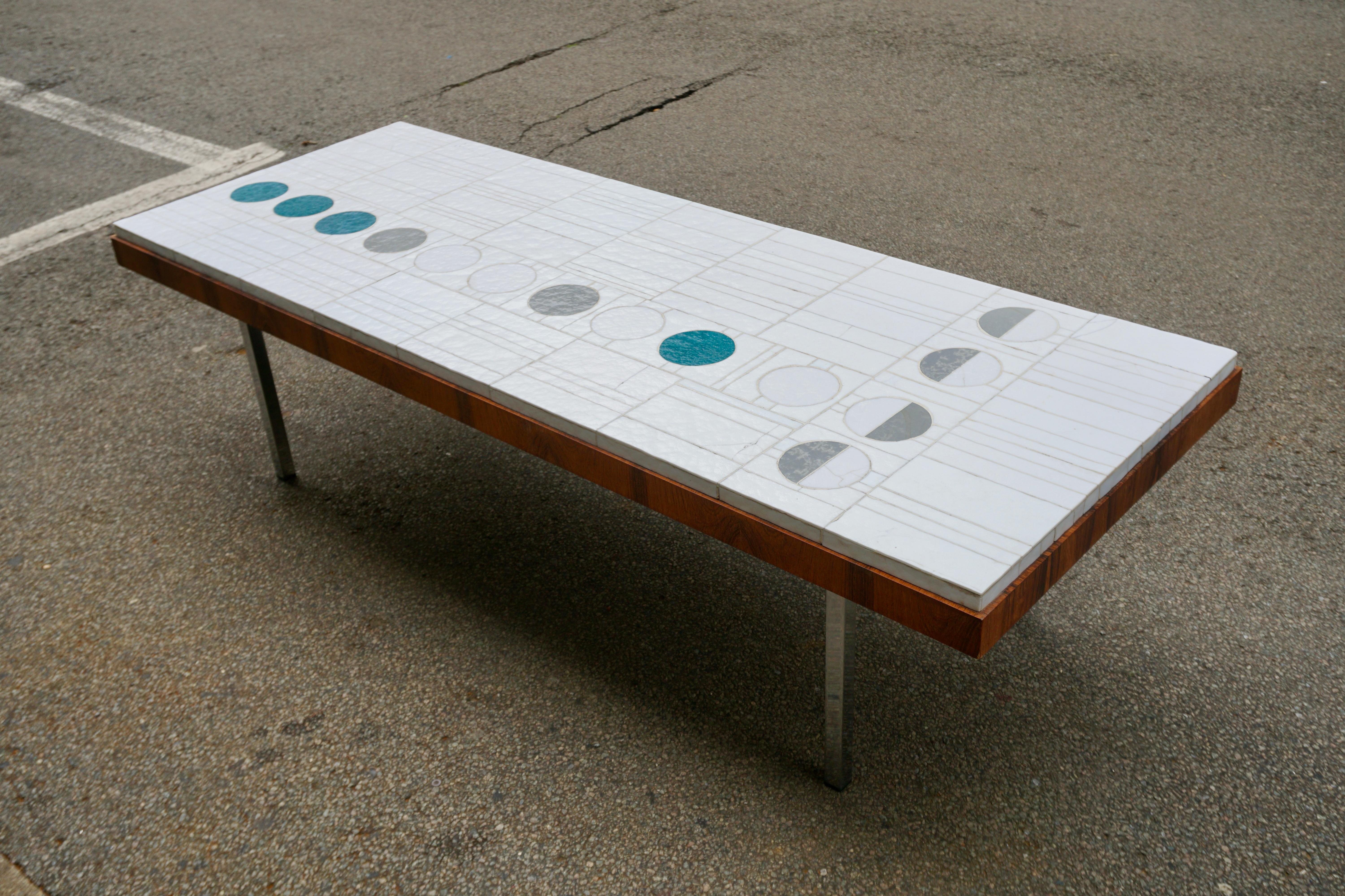 Table basse rectangulaire en céramique abstraite blanche sur quatre pieds chromés.
Cette table n'est pas signée mais réalisée dans le style de Pia Manu.

Dimensions ;
Largeur 161 cm.
profondeur 61 cm.
Hauteur 45 cm.
Épaisseur du plateau de table 7