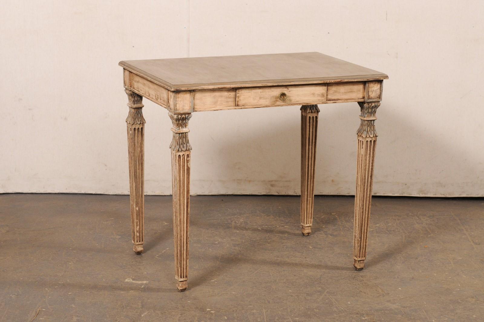 Ein italienischer Beistelltisch aus geschnitztem Holz mit einer Schublade aus der Mitte des 20. Dieser Vintage-Tisch aus Italien, circa 1960, hat eine rechteckige Platte, die auf einer sauberen Schürze ruht, die an einer Längsseite eine einzelne
