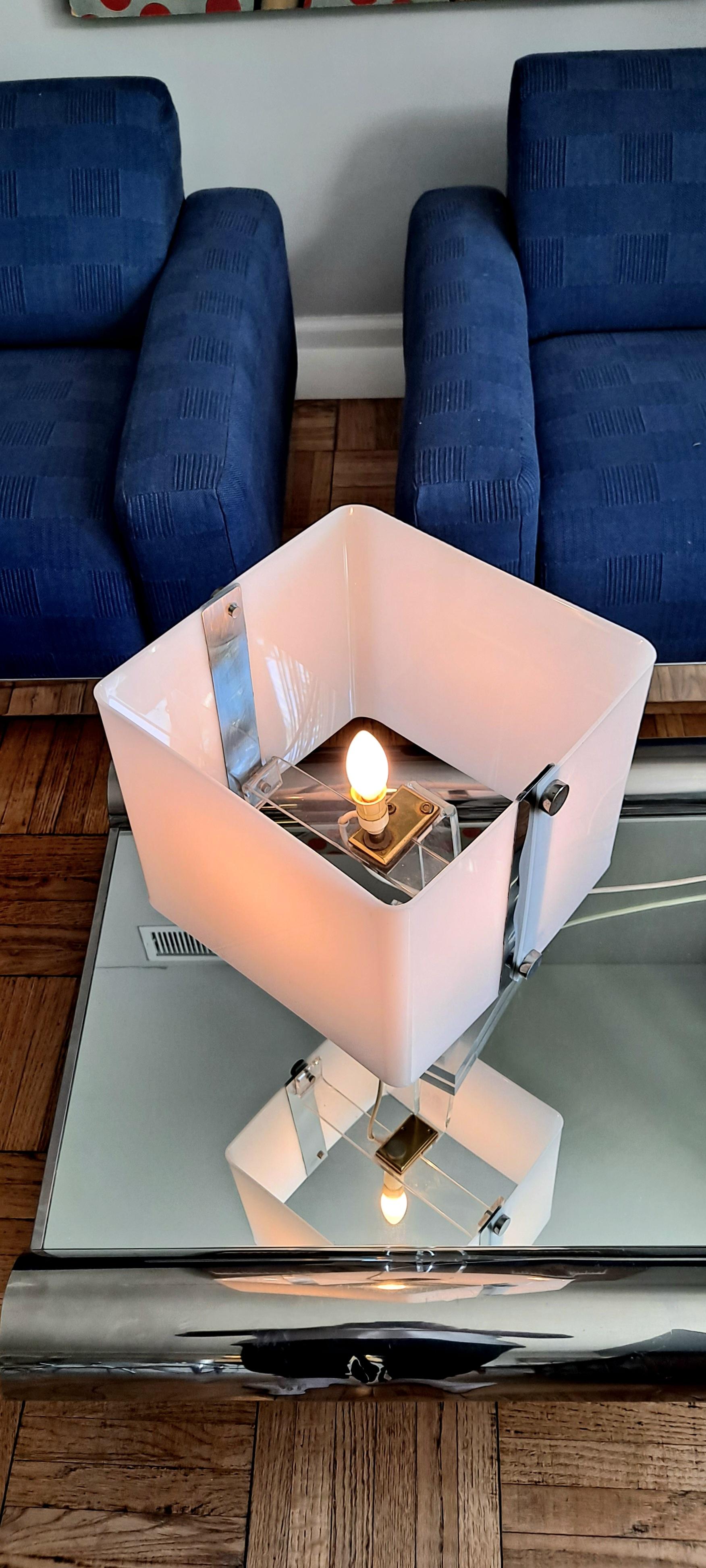 Mid-Century Modern Italian Acrylic and Plexiglas Table lamp after Pauil Mayen  For Sale