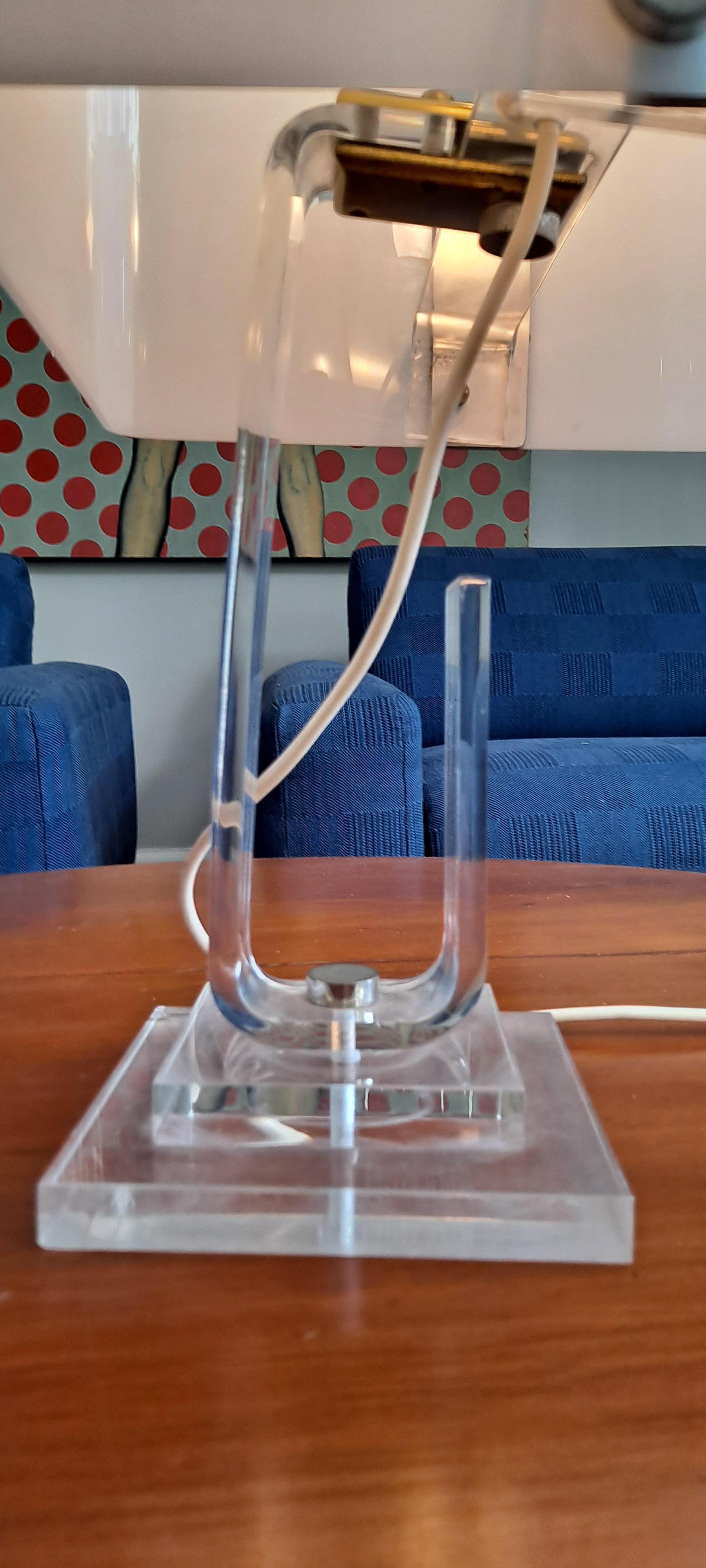 Italian Acrylic and Plexiglas Table lamp after Pauil Mayen  In Good Condition For Sale In Los Angeles, CA
