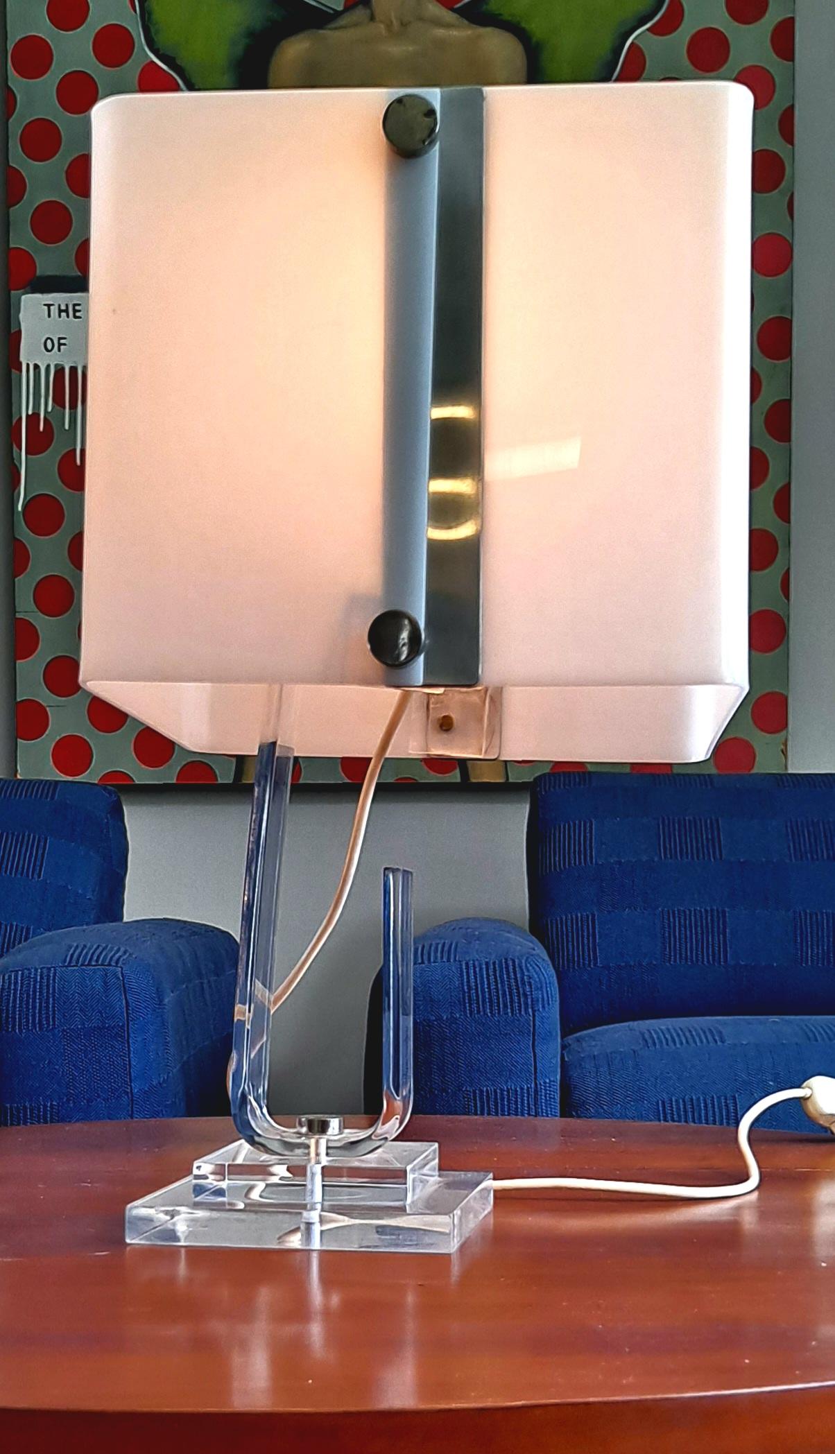 Late 20th Century Italian Acrylic and Plexiglas Table lamp after Pauil Mayen  For Sale