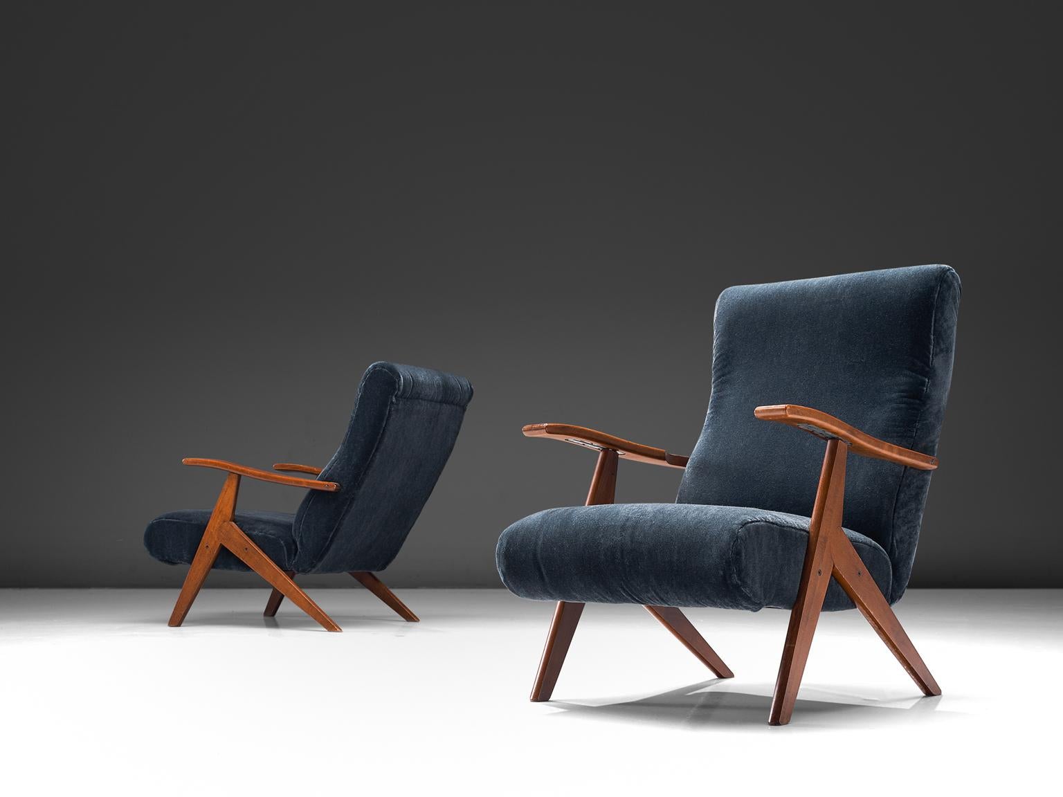 Adjustable lounge chairs, blue velvet and stained beech, Italy, 1950s

This set of easy chairs have a dark blue velvet upholstery, and have an interesting sculptural frame with the backrest being long and robust. The stained beech legs are