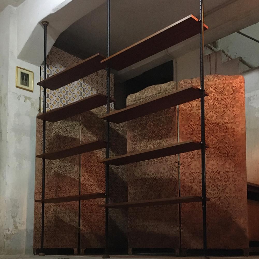Italienisches verstellbares Bücherregal mit ausziehbaren Metallrohren und Teakholzböden, 1960er Jahre
Verstellbares Bücherregal aus den 1960er Jahren mit Teleskopstützen aus schwarzem Metallrohr, acht Teakholzböden und Stahlträger. Spitzen aus
