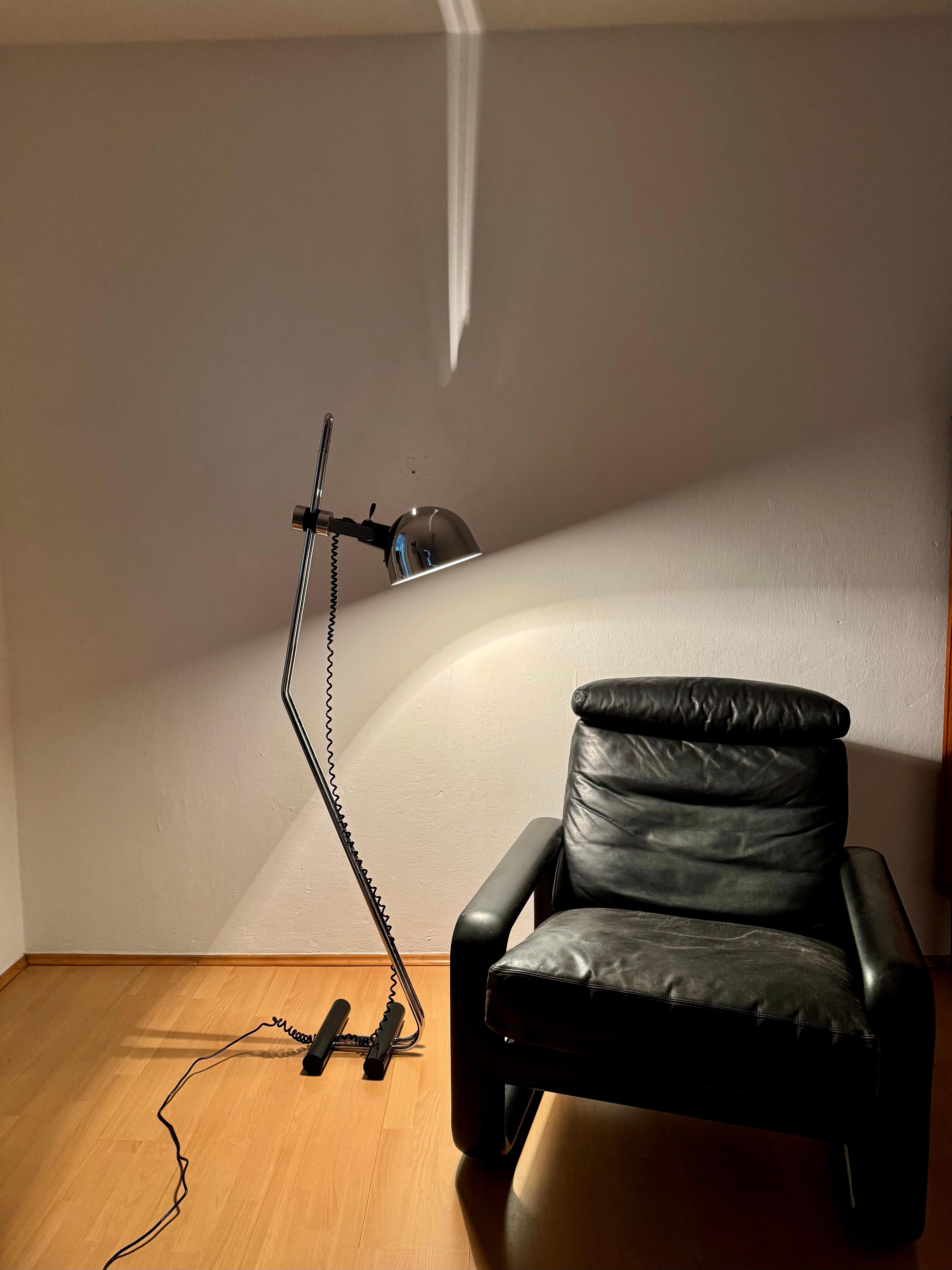 Italienische verstellbare verchromte Stehlampe im Angebot 4