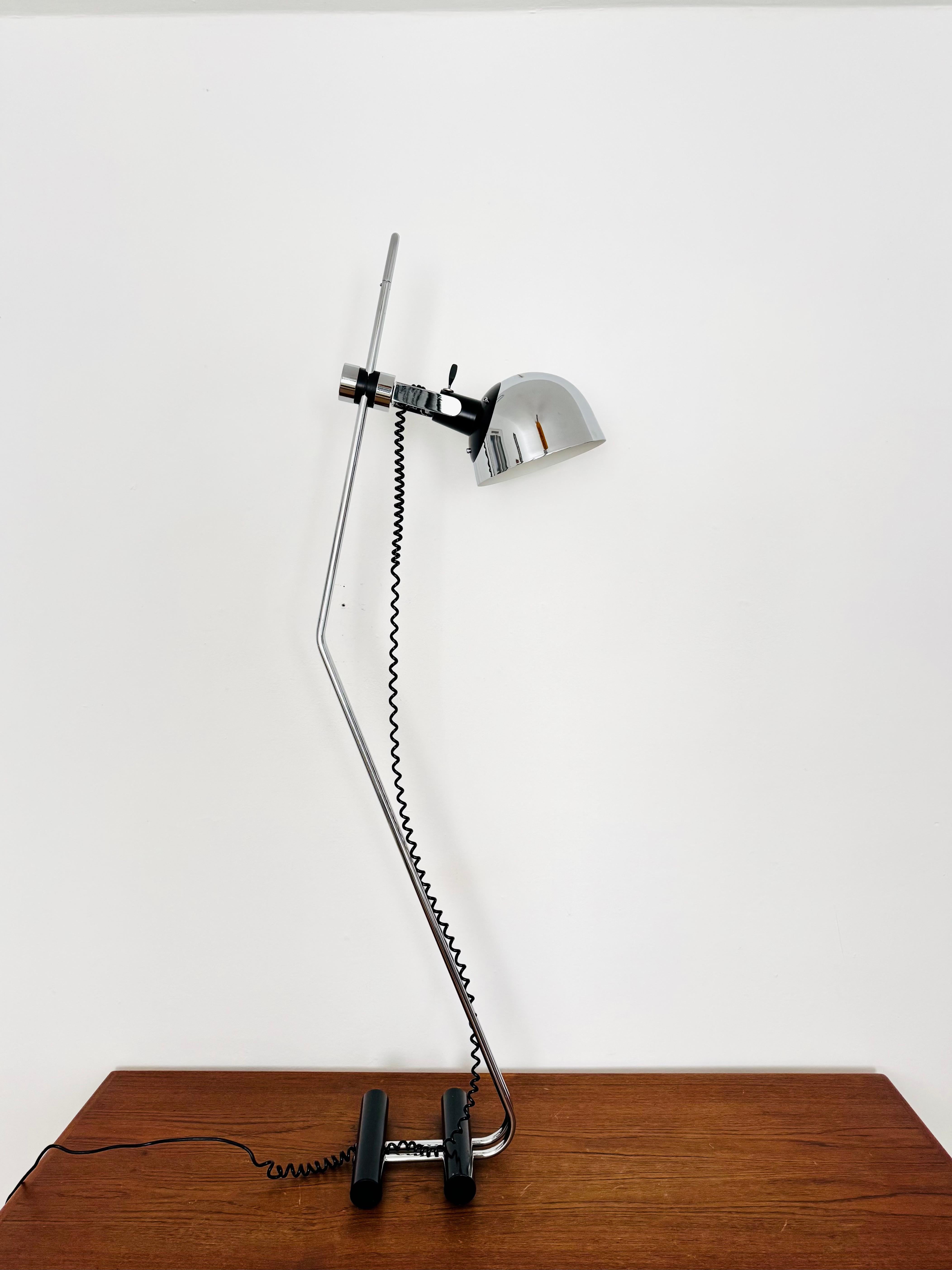Atemberaubende Stehlampe aus den 1960er Jahren.
Sehr ungewöhnliches Design und sehr hochwertige Verarbeitung.
Der Lampenschirm ist stufenlos verstellbar.
Das Design erzeugt ein spektakuläres Lichtspiel.

Bedingung:

Sehr guter Vintage-Zustand mit