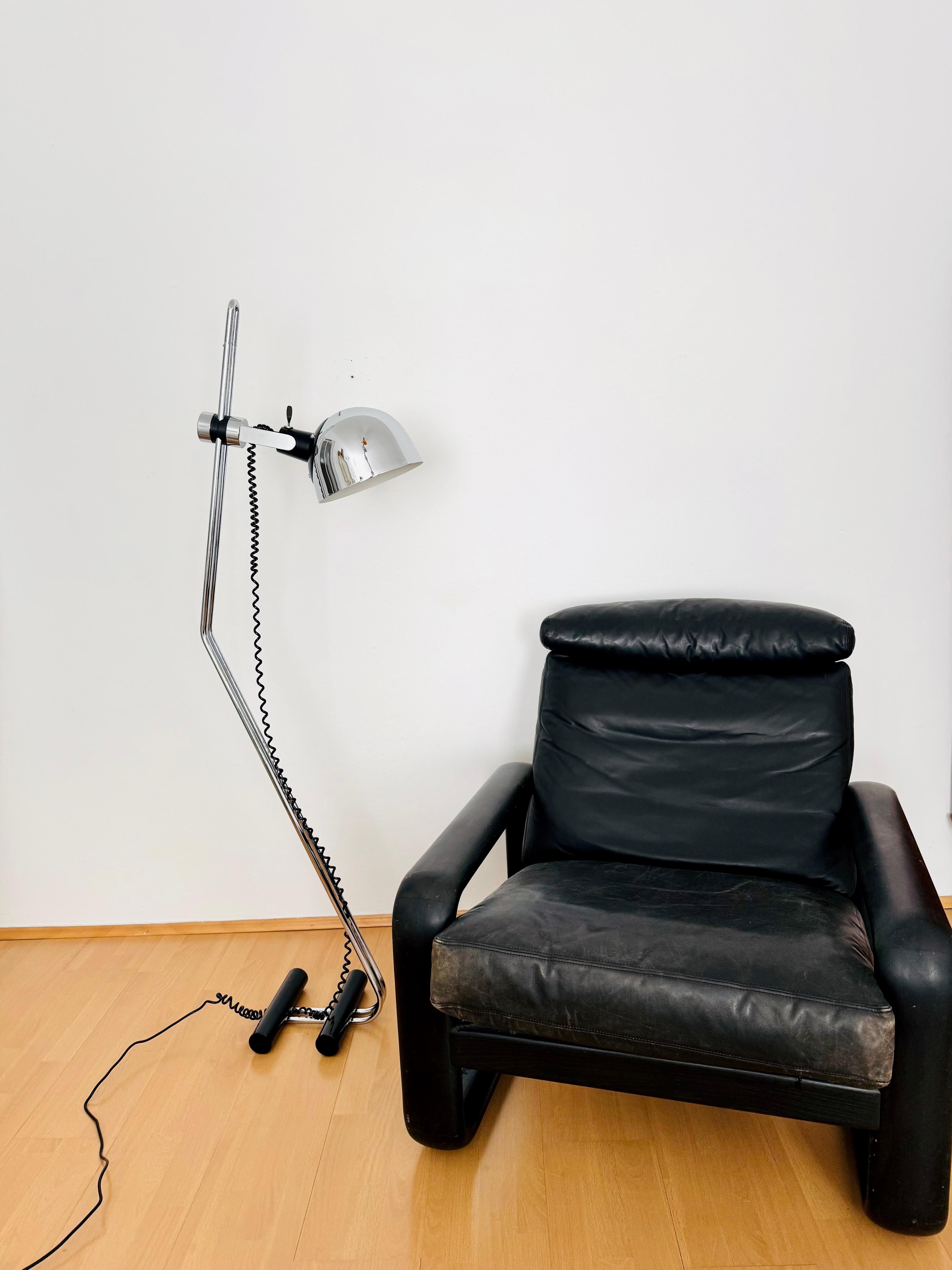 Italienische verstellbare verchromte Stehlampe (Metall) im Angebot