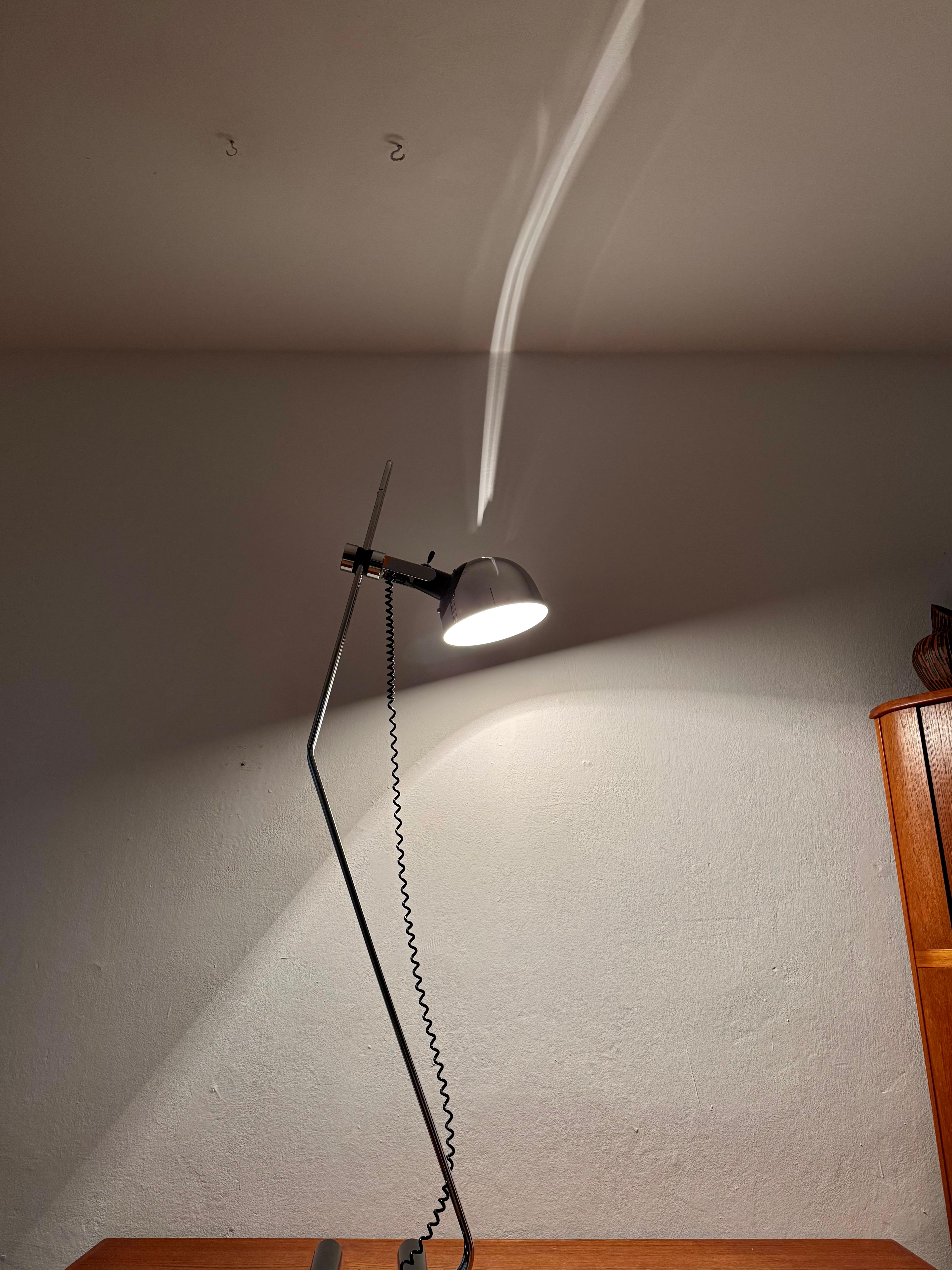 Italienische verstellbare verchromte Stehlampe im Angebot 2
