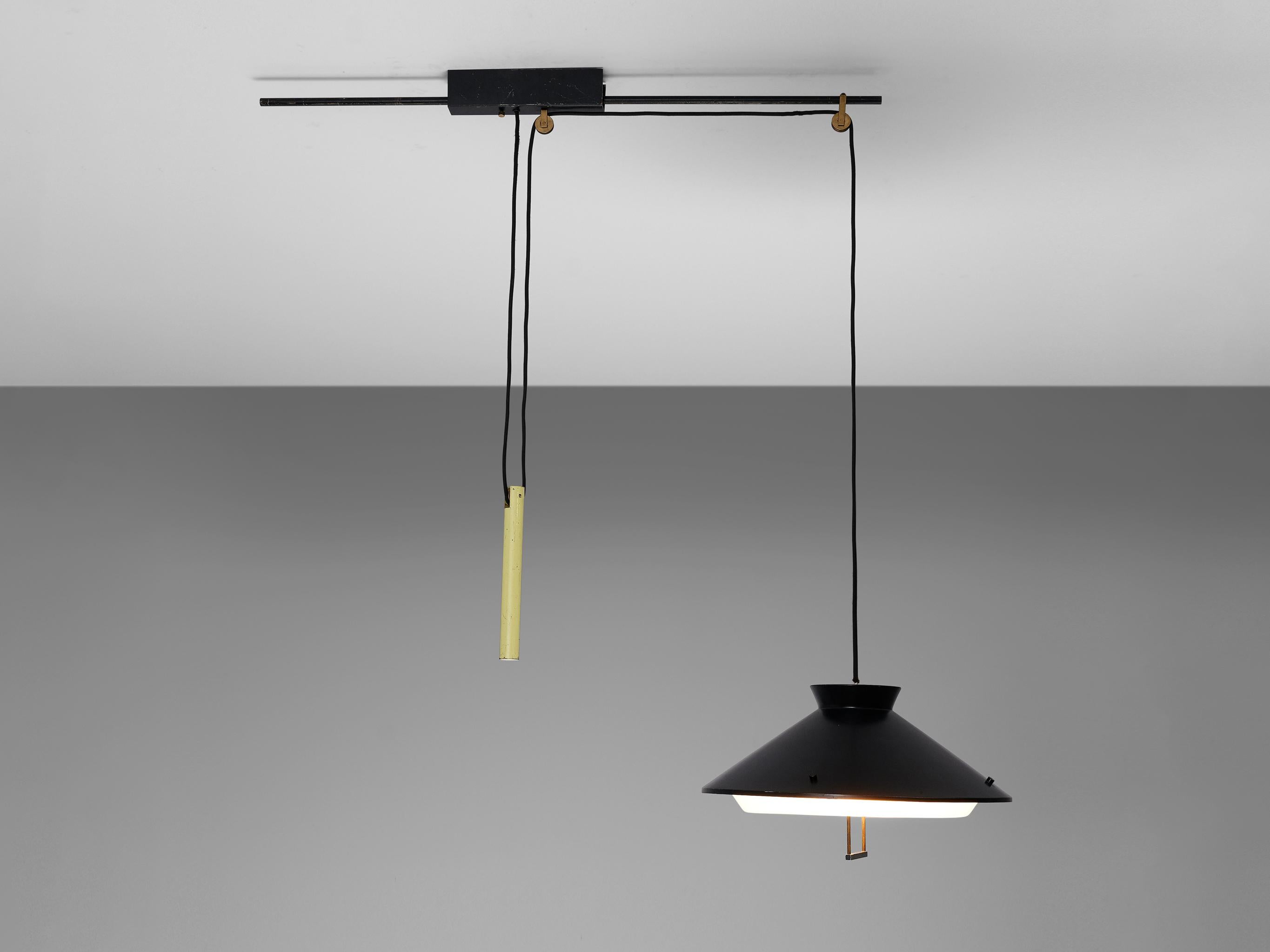 Lampada a sospensione con contrappeso regolabile, metallo laccato nero e giallo, ottone, cablaggio, plastica, Italia, anni '60

Questa lampada da soffitto è un ottimo esempio del 